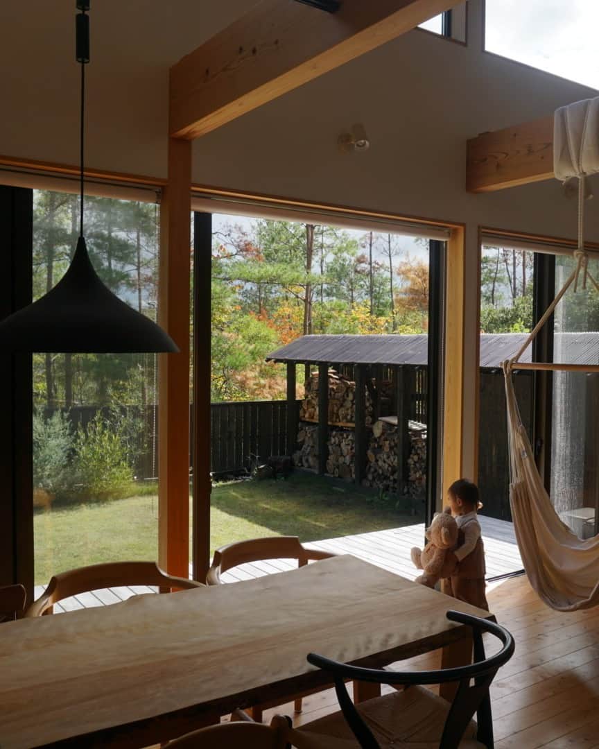 ムクリ［mukuri］さんのインスタグラム写真 - (ムクリ［mukuri］Instagram)「自然を五感で楽しむ好きが詰まった私の居場所〜家族がのびのびと過ごす無垢の家（ ymd_home96さん）  「借景」に惹かれこの土地に家を建てることを決めたとおっしゃるのぞみさん。  リビングには大きな窓を設け 借景を一番楽しめる間取りを採用した家づくり。  「カーテンのない暮らし」は 大きな窓から見える景色や陽の入り方も その時々によって変化するのが醍醐味。  少しずつ自分たちの手で作ってきたお庭も 季節の移ろいと共に様々な表情を見せてくれ 暮らしそのものを楽しむということに繋がっています。  好きが詰まった場所は 日々の暮らしをより豊かにし、活力となる。 のぞみさんのコラムはいよいよ最終回です。 ぜひ参考にしてみてくださいね〜♪  @ymd_home96 さん ありがとうございました！  （編集：megu)  ▶詳細はプロフィールのURLよりご覧ください プロフィールはこちらから @mukuri_official ・  –––––––––––––––––– ムクリ公式アカウントでは くらしの中にある"好き"や"コダワリ"を毎日お届け。  インテリア、整理収納から家づくりなど 日常で参考になる情報から サラッと読める短編コラムまで ご紹介していますのでフォローしてぜひご覧ください。 ▶︎ @mukuri_official ・  「 #ムクリ 」のタグもいつも楽しく拝見しています☺️  オリジナルブランドは @daily_mukuri  くらしの中にあったらいいいな、 そんな商品を企画・制作、集めています。 ––––––––––––––––––  #借景#借景のある暮らし#マイホーム#カーテンのない暮らし#注文住宅#マイホームアカウント#くらしの編集#ムクリ」11月9日 21時05分 - mukuri_official