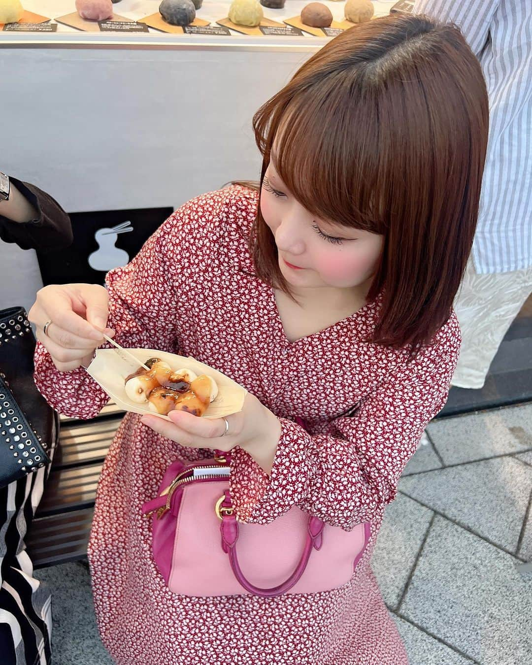 嶋梨夏さんのインスタグラム写真 - (嶋梨夏Instagram)「みたらし団子を食べる時はみたらしのタレを全て掬い取れるかにかかっていますので、とても集中しています🥷🏻✨ . . . . . #被写体 #お仕事依頼受付中 #築地 #築地グルメ #築地食べ歩き #えにかいたもち #みたらし団子 #いっぱい食べる君が好き #もぐもぐ #むちむち #ぷに子 #アラサー女子 #平成元年生まれ #150cm #ファインダー越しの私の世界 #ポートレート #ポートレート撮影 #女優 #actress #photooftheday #JAPAN #japanesegirl #instagood #followme #ricashima #嶋梨夏」11月9日 21時05分 - shimarica_jp