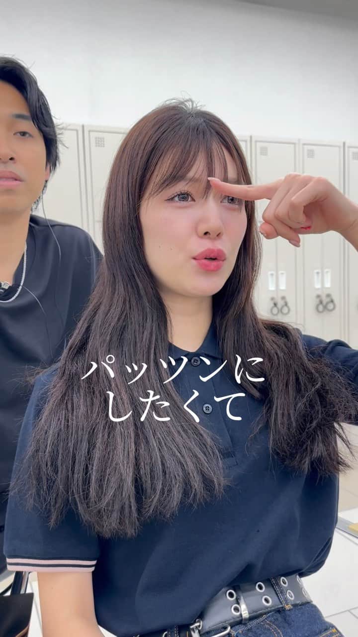 高橋英昇のインスタグラム：「前髪ぱっつんとサイドバング作りたい方必見です❤︎ ふたばちゃんいつもありがとう😊 オーダーの際に保存してお使いください✨ ˗˗˗˗˗˗˗˗˗˗˗˗˗˗˗˗˗˗˗˗˗˗˗˗˗˗˗˗˗˗˗˗˗˗˗˗˗˗ ⁡ ◌ @eisho_coa  ⁡ 前髪顔周りのどんな悩みも 是非ご相談下さい✨ ⁡ ☑︎流し前髪だけど要望と違う ☑︎前髪顔周りを切られすぎる ☑︎顔周りがなくて困っている ☑︎前髪が巻きづらく上手くいかない ☑︎変な毛がいつも前髪に出てくる ☑︎扱いづらくて困っている ☑︎おでこが狭くて悩んでいる ⁡ などなど 少しでも気になることは全てお聞かせ下さい✨ メモ持ってきても大丈夫です📝 ⁡ ˗˗˗˗˗˗˗˗˗˗˗˗˗˗˗˗˗˗˗˗˗˗˗˗˗˗˗˗˗˗˗˗˗˗˗˗˗˗ ⁡ ⁡ ◌ 料金 ◌ ・カット ¥8800 ・カット 𓂃 トリートメント ¥12100 ・カット 𓂃 カラー ¥17600 ・カット 𓂃 カラー 𓂃 トリートメント ¥22000 ⁡ ※初回のみ指名料+¥3300かかります。 2回目以降は指名料無料です。 ⁡ ⁡ 𓂃 よくあるご質問 𓂃 ⁡ ⁡ Q . 予約はどうしたらいいですか？ ⁡ ✎ プロフィールのURLからお待ちしております✨ ⁡ ⁡ Q . 場所はどちらですか？ ⁡ ✎ 東京都中央区銀座6-13-9 GIRAC GINZA 7F 【銀座駅5分、東銀座駅から徒歩3分】 ⁡ ⁡ Q . 投稿に可愛い子しか載っていないですが、 私が行っても大丈夫ですか？ ⁡ ✎もちろん大丈夫です。 僕のお客様は【3歳〜74歳】の 子連れ様から老若男女幅広いの方が ご来店してくださっております。 女性は必ず可愛くします！ 実は男性のカットも得意です。 最近ご紹介もかなり多いです✨ ⁡ Q . どんな美容師？ ⁡ ✎ お話するのが好きです✨ ただ施術中は技術に没頭する時があり その時はあまり話さなくなります✂︎ ⁡ Q . カウンセリングはしっかりしてもらえますか？ ⁡ ✎もちろんです！ 前髪顔周りの生え際、癖毛、割れめ、こめかみ、 頬骨、えら、丸顔、面長、りんかく などのお悩みもしっかりカウンセリングさせて頂いてから 施術に入らせて頂きますのでご安心ください✨ ⁡ ⁡ カットは【前髪】【ロングレイヤー】 が好きですが、 ミディアム、ボブ、ショート、 メンズカットも好きです。 巻きも得意なので、 知りたい方はなんでもお伝えします✨ ⁡ カラーはブリーチなしのワンカラーで 【艶感】【透明感】【くすみ感】が出るように 300種類以上の中から 独自の配合で調合しております。 ⁡ ストレートはダメージを最小限で抑えられるように かなりこだわっています！ 微アルカリ〜弱酸領域の範囲で施術するので 基本的に【ヘアカラー】と同時施術が可能です✨ ⁡ トリートメントはできるだけ長持ちできるように 【手触り】【質感】にこだわっています！ あとはアウトバスのヘアケアも重要なので 興味ある方はしっかり説明しています✨ ⁡ パーマは最近持ちの良いデジタルパーマが好きです。 熱処理する事で普通のパーマより持ちが良くなります。 僕の使う薬剤は基本的にダメージを最小限でかけるので コテを使って巻いても大丈夫です。 巻かなくても普段のスタイリングはかなり楽になります✨ ⁡ #銀座　#千葉　#前髪カット　#顔周りカット　#小顔カット　#おくれ毛カット　#顔周り　#前髪　#シースルーバング　#かきあげ前髪　#小顔に見える顔周り #恐竜、小顔カット #似合わせカット　#おくれ毛　#前髪顔周り似合わせ」