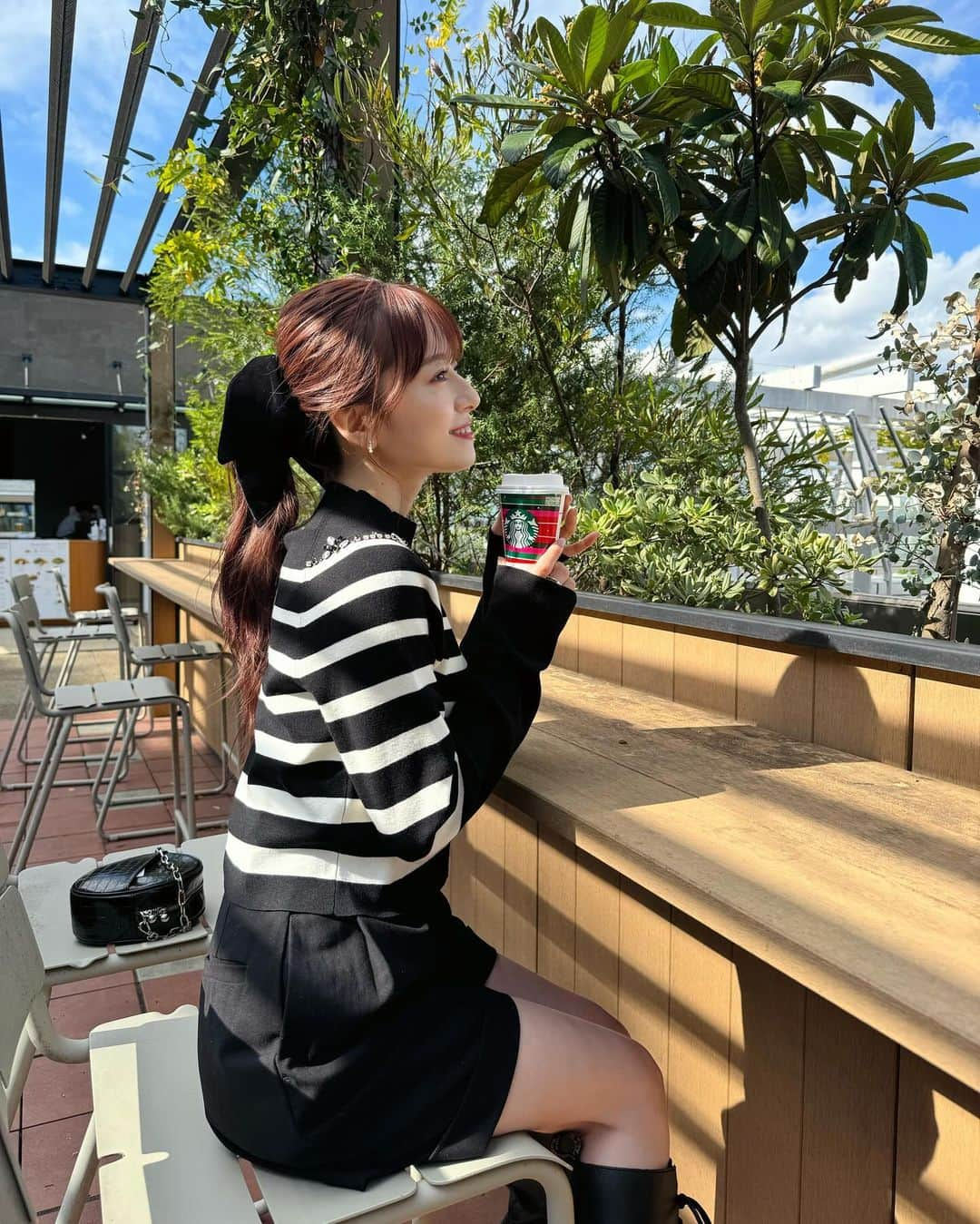 黒坂優香子さんのインスタグラム写真 - (黒坂優香子Instagram)「☕️🤍  最近モノトーン率高い🖤🤍  スタバのカップとジンジャーブレッドラテでクリスマスを感じた日🎄　  最近少しずつ街中がクリスマスモードになってきていてなんだかわくわくする！  トップス　@gracecontinental.official  ボトムス　@amerivintage  バッグ　@sorin__official  ブーツ　@drmartens_japan  ヘアリボン　@girlssociety_official   #fashion #ootd #gracecontinental #amerivintage #drmartens #sorin #girlssociety #コーデ #ゆかこーで #153cmコーデ」11月9日 21時18分 - yukakokurosaka0606