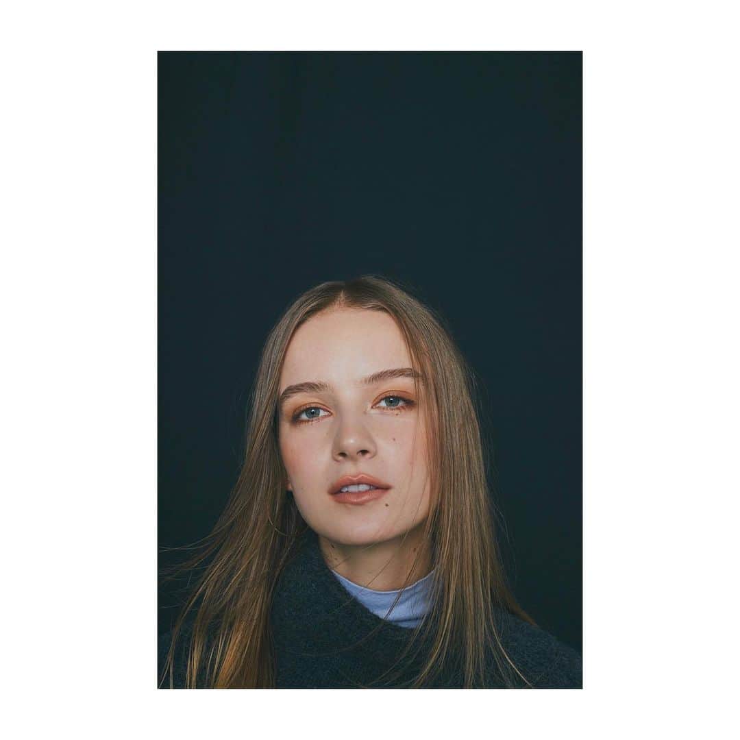 木部明美のインスタグラム：「・ ⁡ my work☺︎ ⁡ GISELe 12月.1月合併号  @gisele.magazine  ⁡ 「着たいニット・したいメイク」 とっておきの10着と旬のメイクアップ♡ 使ったコスメも掲載されています！ ⁡ ぜひー！ チェックしてみてください☺️ ⁡ #hairmake#make#hair#きべヘアー#きべメイク🍡」