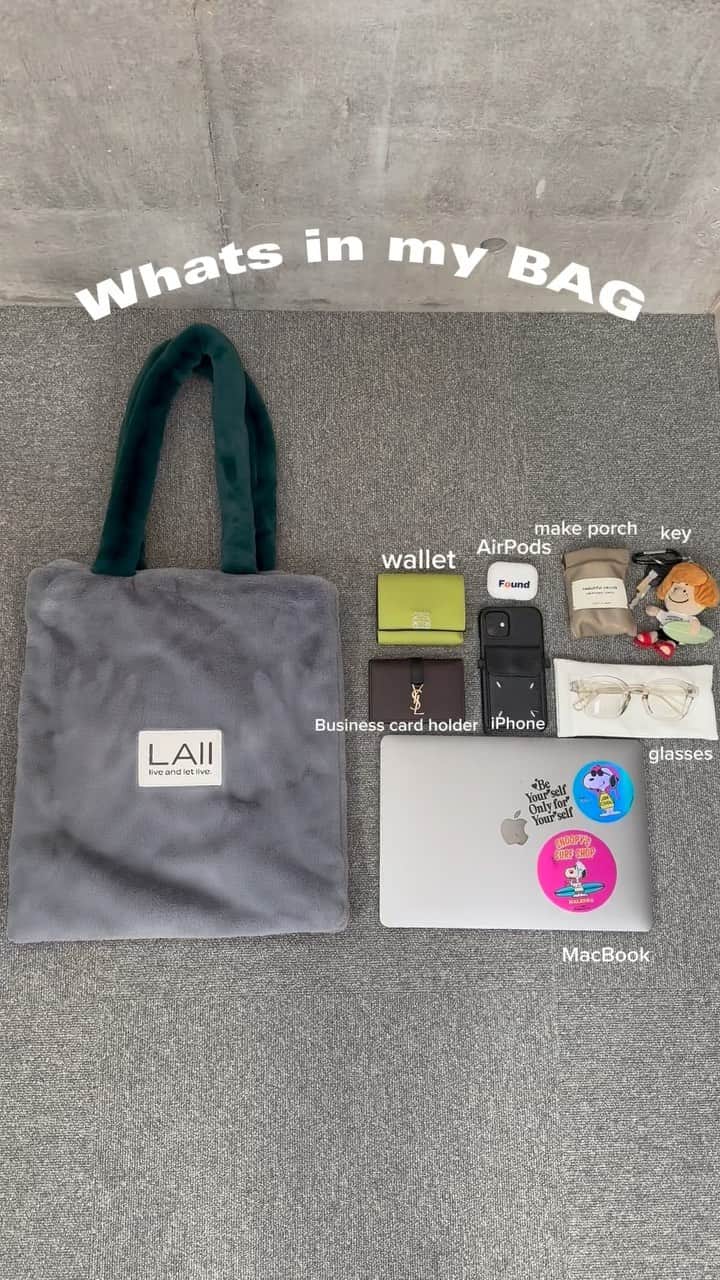 松井貴香のインスタグラム：「. @lall_official_ tote bag🧳 PCも入る可愛いバックが欲しかったから ボディからこだわって作りました💞 サイズ感や配色めっちゃ悩んだ〜😵‍💫 でも展示会でもとっても好評で嬉しかったです！！  カラーは3展開でこの配色が1番人気✨ 他カラーもまた紹介します🩵🖤  .」