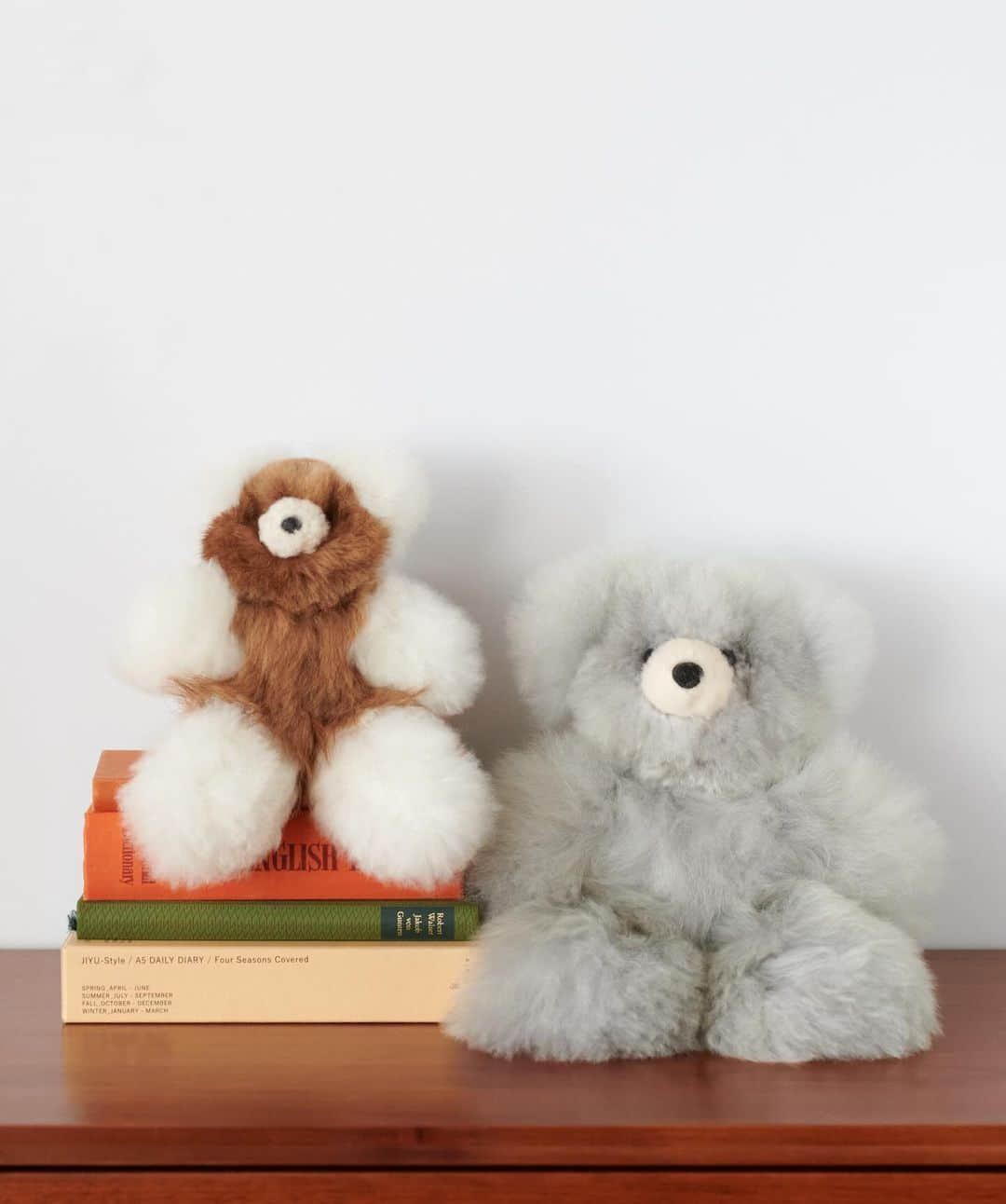 journal standard Furnitureさんのインスタグラム写真 - (journal standard FurnitureInstagram)「⁡ \ NEW ARRIVAL ! / ⁡ 【 BABY ALPACA BEAR 】 ⁡ ふわふわ、もふもふなクマちゃんが登場！ ⁡ ペルーで育ったアルパカから自然に抜け落ちた毛で作られたベビーアルパカベア。 アルパカ毛の中でもより細い20.1～23ミクロン（0.021～0.023ミリ）のベビーアルパカの毛を100％使っているので、とってもふわふわ！ ⁡ お部屋の中にいるだけで癒される、かわいらしいフォルムと触り心地。 一匹ずつ表情が異なるので、あなたのお気に入りの子を探してみてください◎ ⁡ — ⁡ BABY ALPACA BEAR  20cm ¥7,480 ※自由が丘店以外の店舗 / ベイクルーズストアでは20cmのみの取り扱いとなります。 ⁡ —   SHOP EVENT ⁡ 【Baby Alpaca Bear POP UP】@自由が丘店(@jsf_jiyugaoka ) 開催期間:11/9(Thu)-11/26(Sun) 大きい子から小さい子まで、いろんな色の個性豊かなクマちゃんたちが、自由が丘で皆様をお待ちしております！ ⁡ #journalstandardfurniture #baycrews #interior #furniture #babyalpacabear #toy #stuffedtoy #bear #gift #christmasgift」11月9日 21時11分 - js_furniture