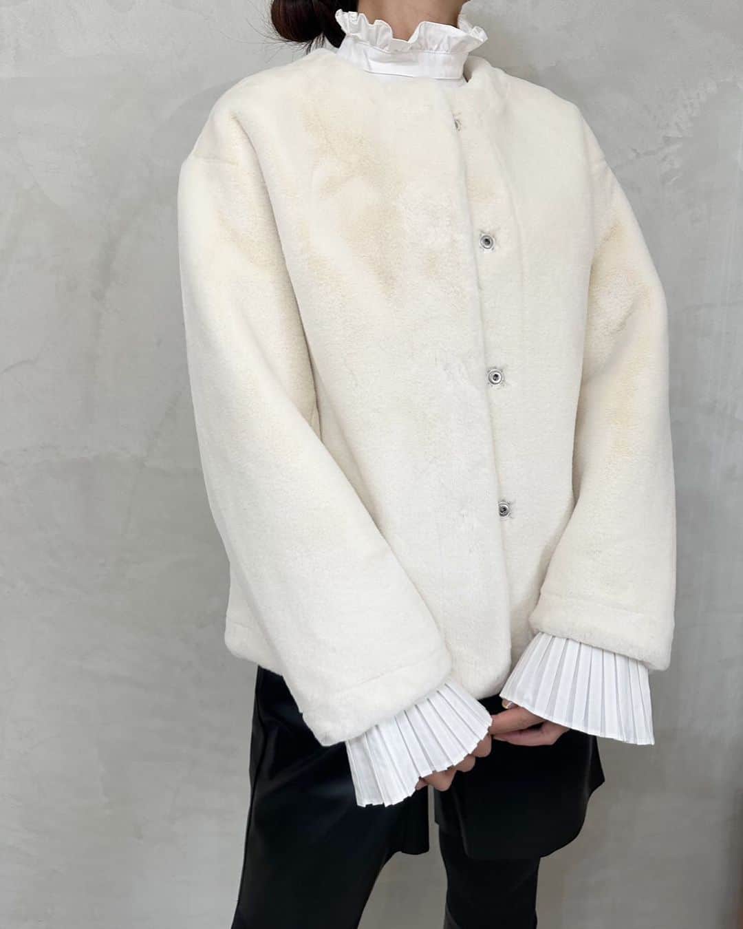 Y's Stellaのインスタグラム：「.  🤍Recommend item🤍 触り心地の良いショートファー ラウンドカラーなので見た目すっきり綺麗めに。 お色はブラックもあり、また金ボタンverもございますので是非商品ページをチェックしてみて下さいね🖤  #ファージャケット#ファーブルゾン#ファーコート#エコファー#立て襟#ジャケット#ブラウス」