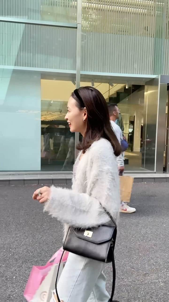 すがあいのインスタグラム：「_  ちょこたんが撮ってくれてた動画🎀 とってもリアルなただ歩いてるだけのムービー🤷🏼‍♀️🤷🏼‍♀️  knit cardigan @by_youance 🧶  #PR#byyouance#youancepr#秋コーデ#カーディガンコーデ#デニムコーデ#156cmコーデ」