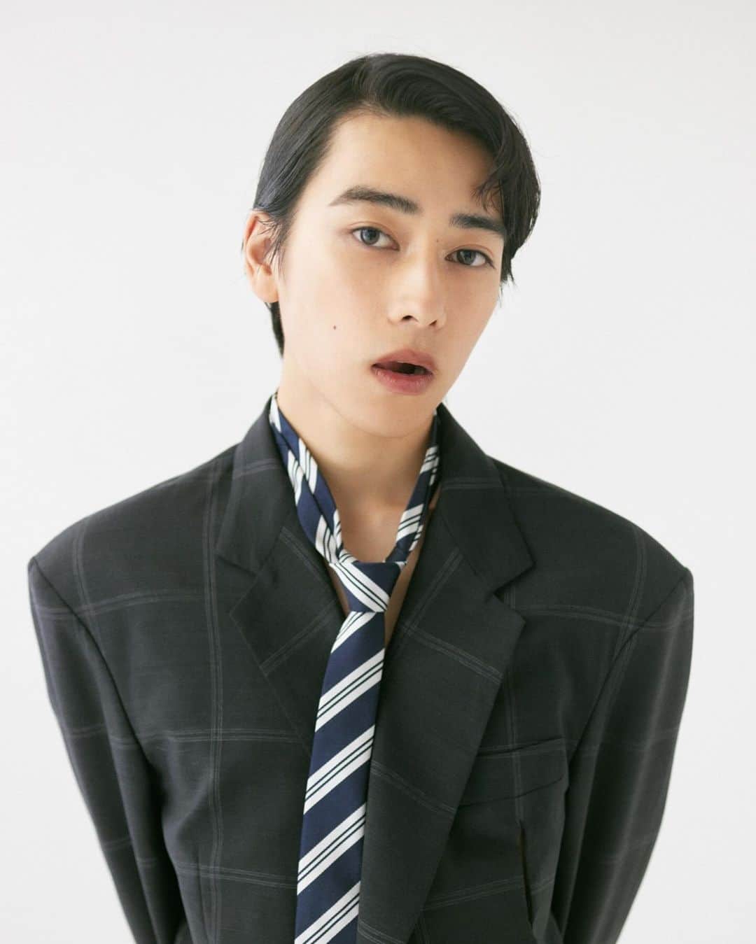 本島純政のインスタグラム：「NYLON 365ANNIVERSARY  「野口英世の誕生日」 を担当させていただきました！ 今日は、千円札の肖像にも描かれてる野口英世さんのお誕生日なんです！ 普段あまりしないヘアセットにシックな衣装を着て、野口英世さんにインスパイアされたショットです！  #nylon  #nylon365anniversary  #NYLON  #365anniversary #本島純政」