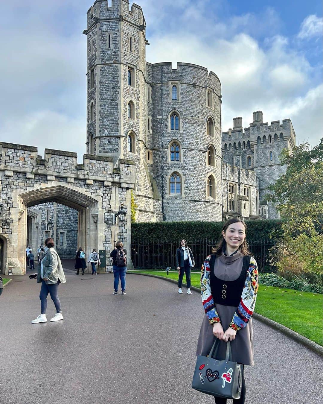 加藤ジーナのインスタグラム：「中学生の時に行って以来ずっと また訪れたいと思ってたウィンザー城🏰🇬🇧✨ やっぱり最高だった🥺💗  #ウィンザー城 #イギリス旅行 #ロンドン旅行 #お城」
