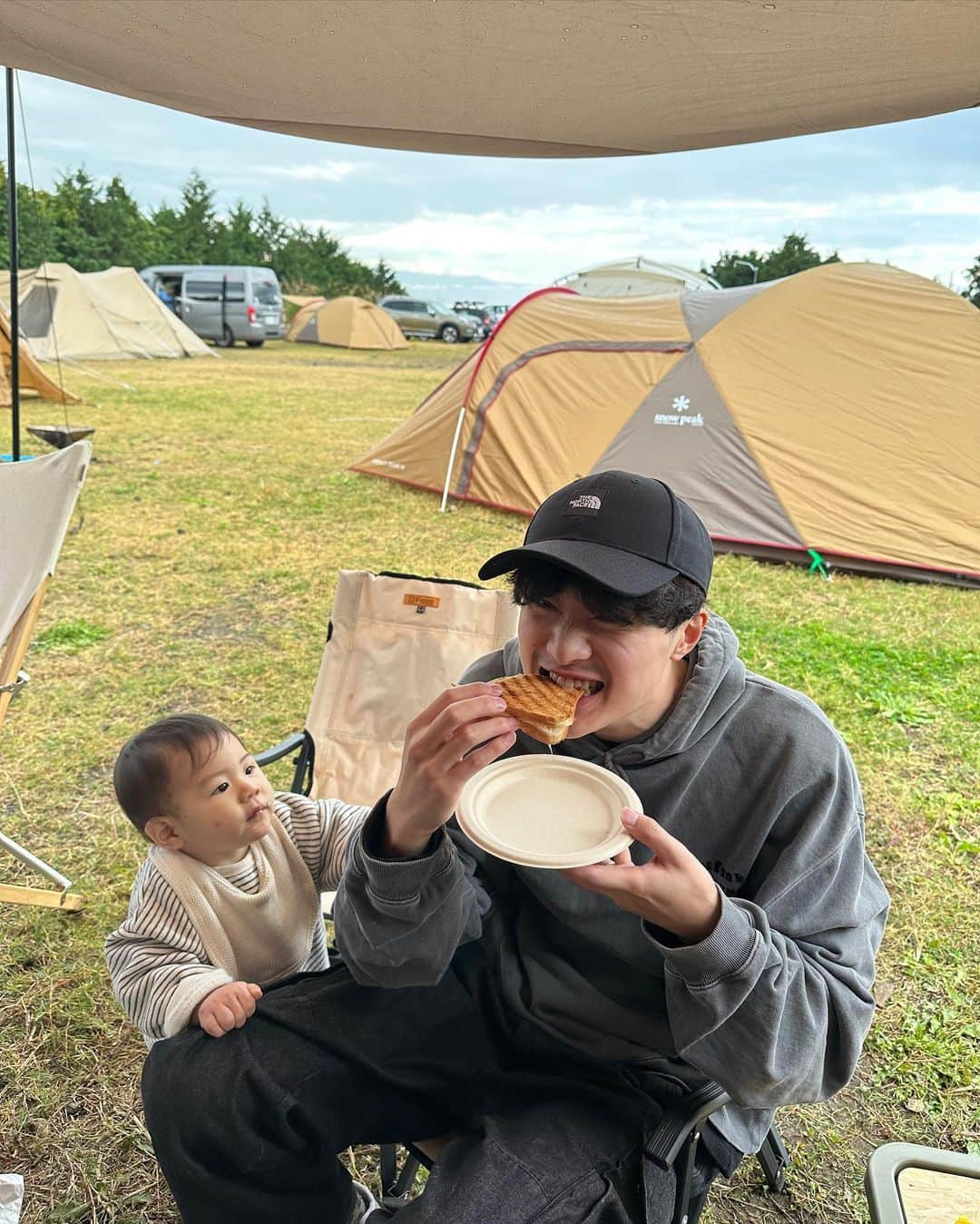 神田希未菜さんのインスタグラム写真 - (神田希未菜Instagram)「. いつかの大家族camp🏕️✨ 初めての泊まりで不安もあったけど ゆるっと優しいみんなのおかげで めちゃくちゃ楽しく快適に過ごせた🫶🏻  何より大自然の中で食べるご飯と 夜の焚き火が最高すぎた😮‍💨🍢🔥 我が家は夜食の豚汁担当でした🐽  #富士見の丘オートキャンプ場  #キャンプ初心者」11月9日 21時15分 - ___kimi3___