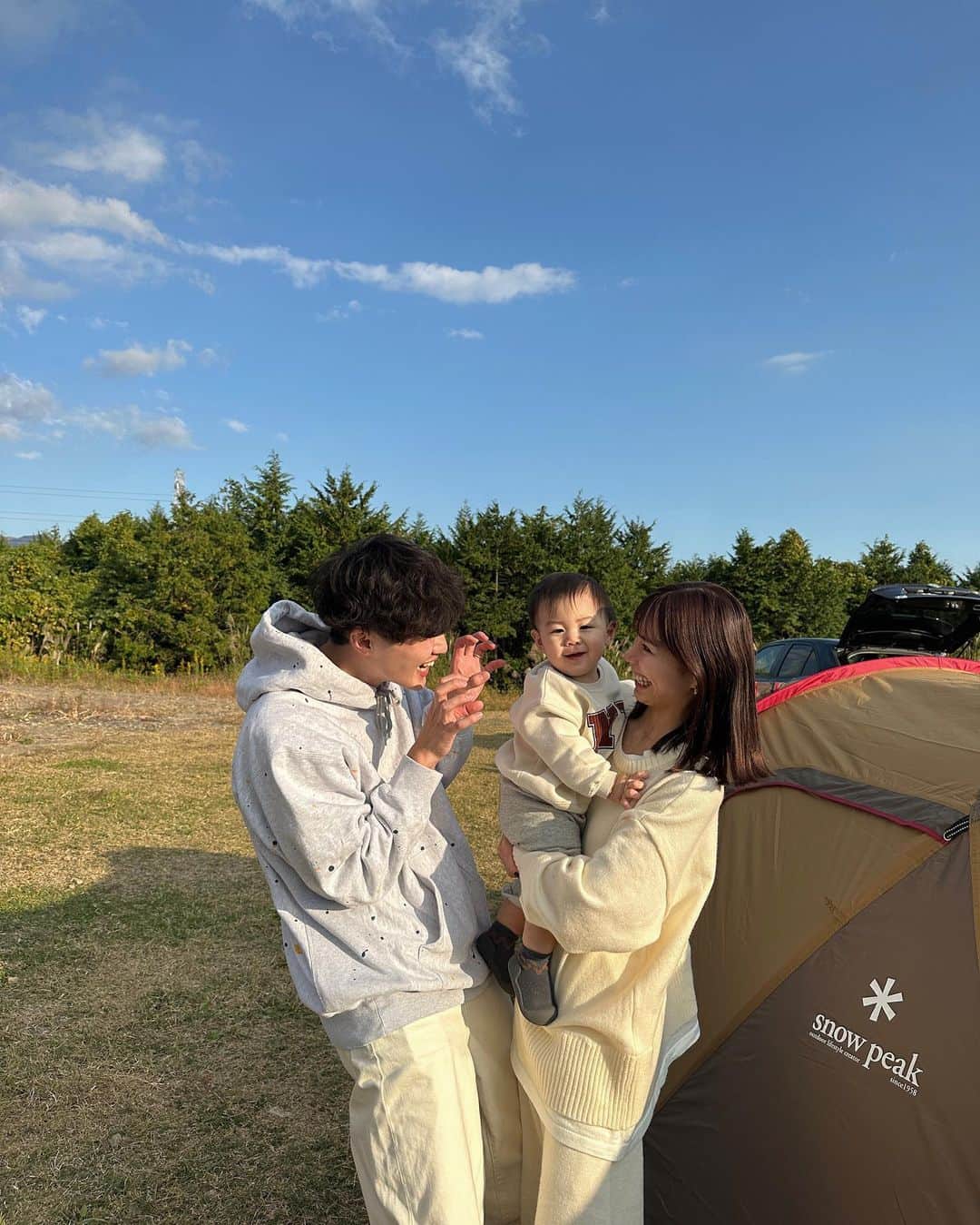 神田希未菜のインスタグラム：「. いつかの大家族camp🏕️✨ 初めての泊まりで不安もあったけど ゆるっと優しいみんなのおかげで めちゃくちゃ楽しく快適に過ごせた🫶🏻  何より大自然の中で食べるご飯と 夜の焚き火が最高すぎた😮‍💨🍢🔥 我が家は夜食の豚汁担当でした🐽  #富士見の丘オートキャンプ場  #キャンプ初心者」