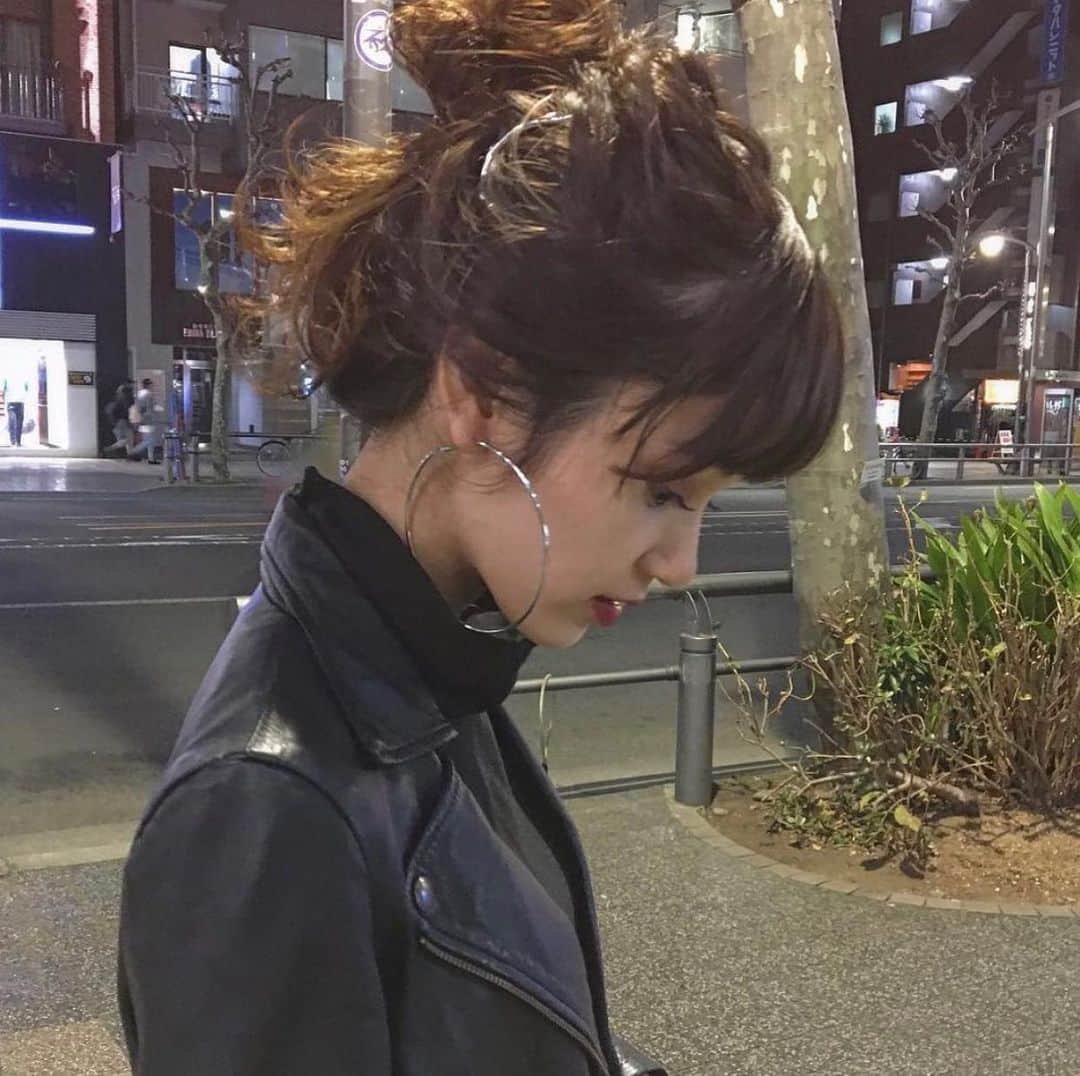兼井遼のインスタグラム：「柔らかいヘアがすき＊  柔らかくほつれるヘア😌  ツヤのある 暗くても透明のある カラーならお任せください☺️  11月のご予約も まだまだお取りできます🙇🏻  ご質問などは コメントにてお問い合わせください！😌  #ケアカラー  #ヘアアレンジ  #ケアダブルカラー  #巻き方  #髪質改善カラー  #イルミナカラー  #ミルクティーベージュ #グレージュ  #ケアブリーチ  #ハイライトカラー  #ハイトーンカラー  #ブリーチ  #ダブルカラー   #インナーカラー  #オリーブアッシュ  #グラデーションカラー  #グレージュカラー  #ツヤトーン  #パーマ  #艶髪  #外国人風  #髪質改善トリートメント  #くびれヘア  #シースルーバング  #髪質改善  #ラベンダーグレージュ  #オリーブグレージュ  #トリートメント  #ヘアアクセサリー　#インナーハイライト」