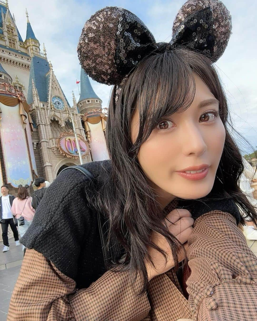 金子智美のインスタグラム：「親友ファミリーとディズニーランド&シー 2days🐭♡  写真が沢山あるからちょっとずつ載せていきます❣️ day1の前編です⭐️  #ディズニーコーデ  #ディズニーランド  #ディズニークリスマスのちょっと手前 #disneyland #tokyodisneyland」