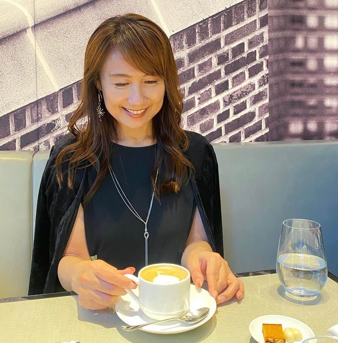 小林万希子のインスタグラム：「・  今回の東京は時間がとってもタイトだったので  着いたその日1番初めに表参道に深呼吸をしにいって✨ 行きたいお店を回って ゆっくりとお茶タイム☕️❤️  もうかれこれ10年近く前 骨格診断を勉強しに長く通った表参道✨  その頃は楽しむより、学びの時間でいっぱいいっぱい  でも、 表参道は今でも東京で1番行きたくなる場所なんです✨  散策してたら 以前パーティーをした教会で結婚式をされてました💕  ウエディングドレス姿の新婦さんが素敵で✨ なんだかラッキーー😍  フライングタイガーのお店は クリスマスグッズ一色でしたー🎄🎅❤️  いろんな場所の奥の方まで歩き回るんです〜笑  最初の写真は バッタリ会ったまどかちゃんが お茶してる時に撮ってくれたもの✨  何だか いつもドタバタしてる悲壮感いっぱいの私と違って… ゆっくりゆったり時間を楽しんでて💕 幸せそ〜〜😆🎵  また、東京へ行った時は 澄んだ空気を味わいに伺います〜✨✨  #東京  #表参道  #表参道カフェ  #明治神宮  #明治神宮でお参り  #参道  #空気感が好き  #気の流れがいい場所  #東京ではここが一番好き  #神戸ではここ #大阪ではここ  #各地域にある✨😊 #ストレス発散  #リラクゼーション空間  #深呼吸できる場所」