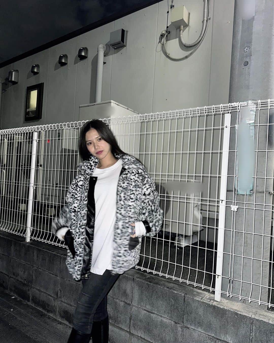 増田小春さんのインスタグラム写真 - (増田小春Instagram)「レオパード🐆🤍  @ksg_seoul さんのお洋服 シンプルコーデに合うジャケット. ふわふわで暖かいし、2wayだから裏表違うの！！！  #pr #モノトーンコーデ #こはる」11月9日 21時28分 - koha_0303