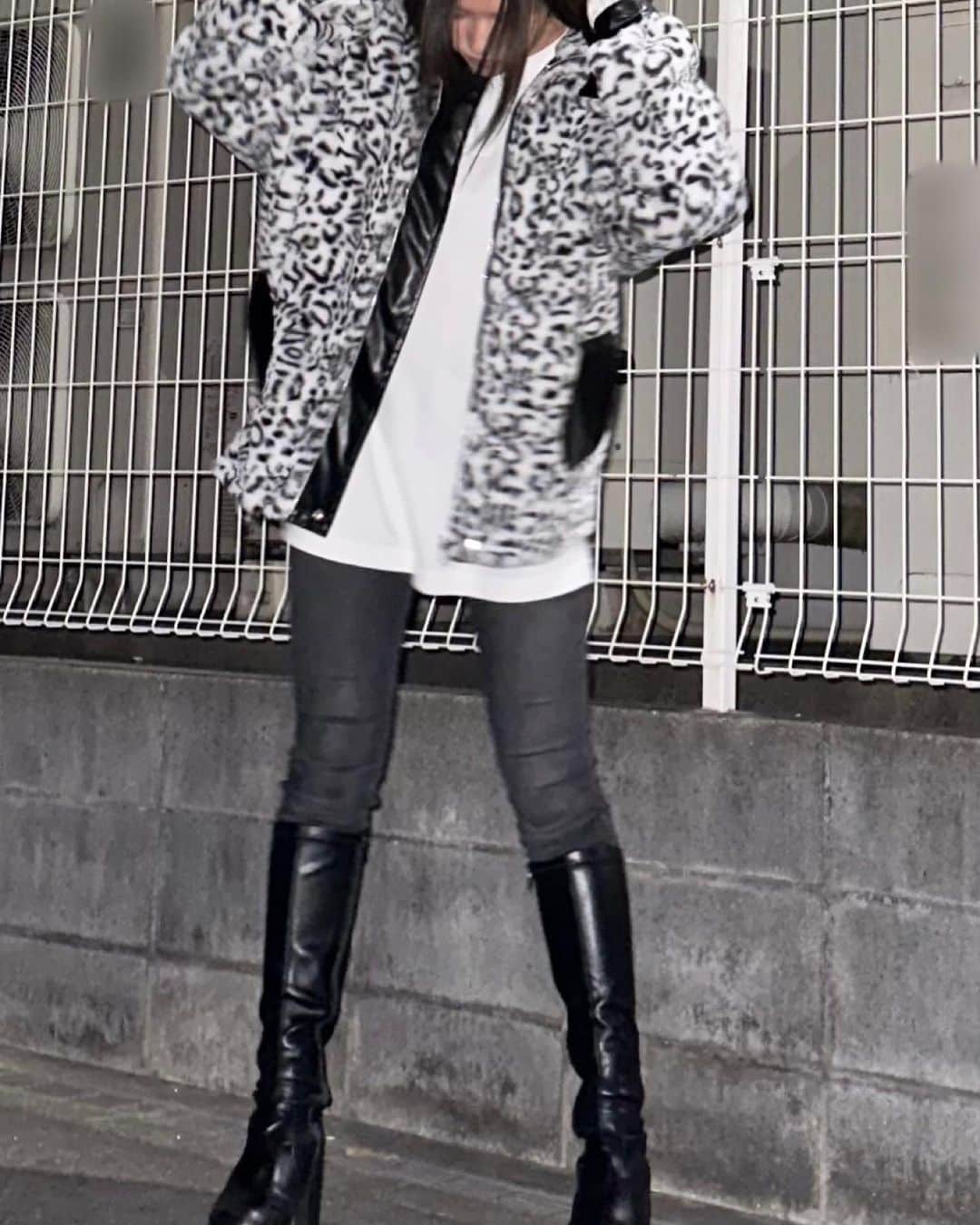 増田小春さんのインスタグラム写真 - (増田小春Instagram)「レオパード🐆🤍  @ksg_seoul さんのお洋服 シンプルコーデに合うジャケット. ふわふわで暖かいし、2wayだから裏表違うの！！！  #pr #モノトーンコーデ #こはる」11月9日 21時28分 - koha_0303