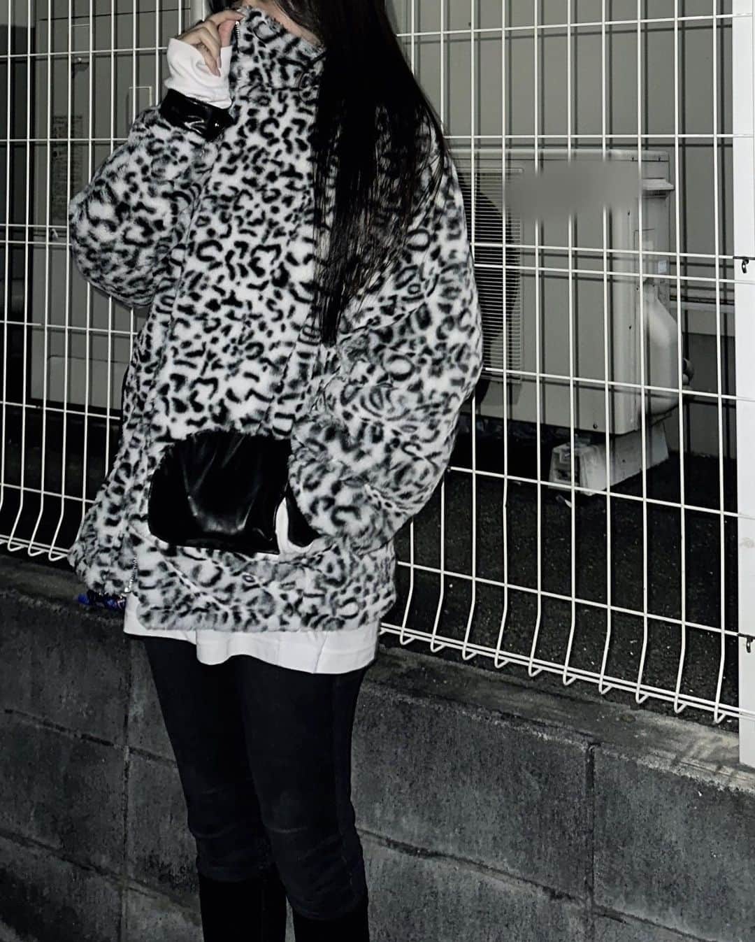 増田小春さんのインスタグラム写真 - (増田小春Instagram)「レオパード🐆🤍  @ksg_seoul さんのお洋服 シンプルコーデに合うジャケット. ふわふわで暖かいし、2wayだから裏表違うの！！！  #pr #モノトーンコーデ #こはる」11月9日 21時28分 - koha_0303