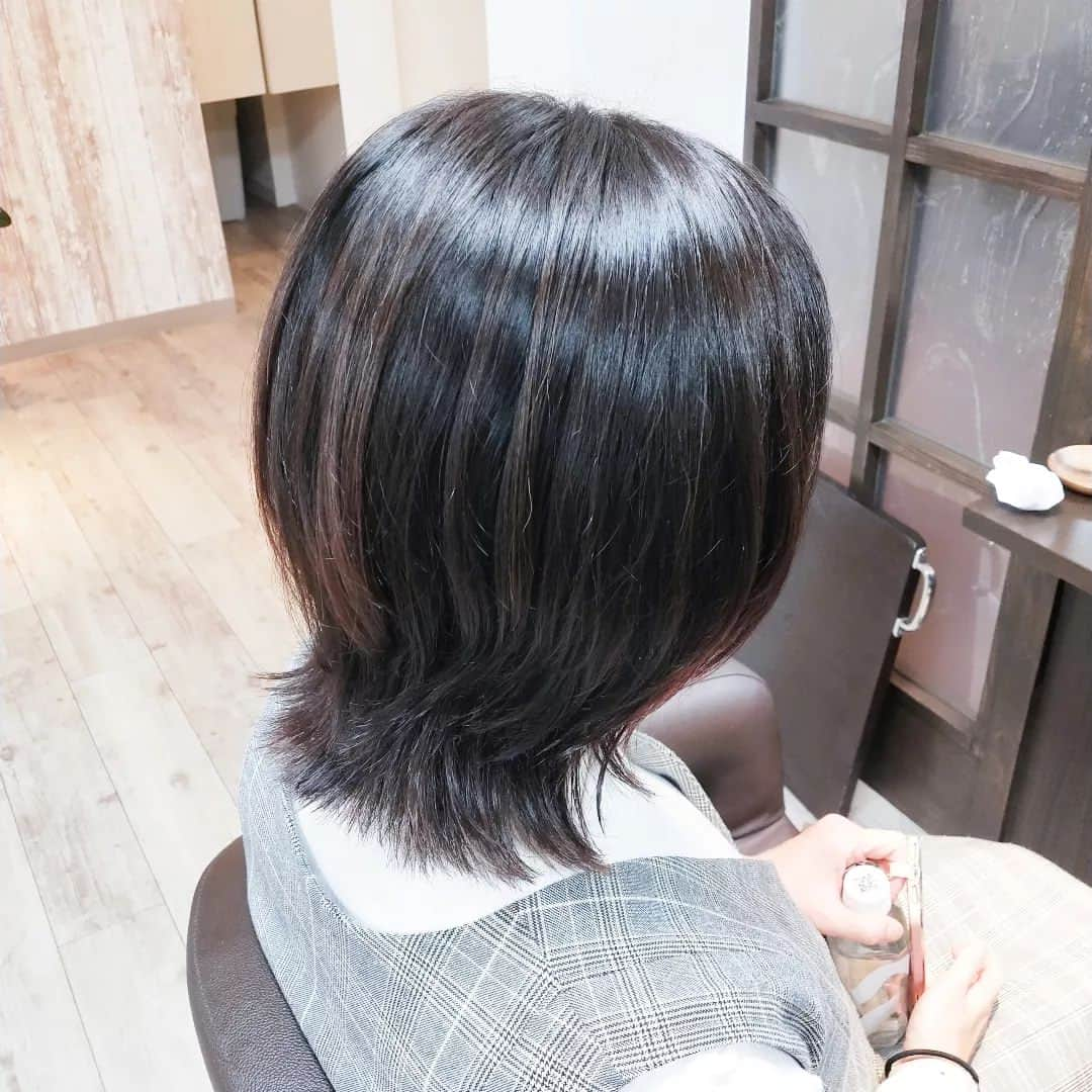 IMAGINE-hairさんのインスタグラム写真 - (IMAGINE-hairInstagram)「いつもありがとうございます😌  ✄お客様スタイル✄  ☆クセ毛を活かした外ハネボブスタイル☆  トップを短くしすぎると膨らみすぎる。 残しすぎてワンレンにすると下が膨らむ。  なので、スソは重めのラインで量感を少し軽くして、トップは少しレイヤー入れてくびれをもたせて、毛先はクセで動きが出る外ハネボブスタイルに✨✨  そしてそして、このスタイルには裏技が！！  朝、かるーく一番下でくくって、お出かけの前に外す。 そしたら、きれーに外ハネになるし、クセの膨らみも抑えられる。  ぜひお試しを😌👍  スタイリング 👉ハンドブローのみ、バーム仕上げ  メニュー 👉カット　¥6,600-  秋山はこんな美容師です。 ✄30代、40代、50代のお客様から支持して頂いてます。 ✄ショートスタイル、ボブスタイルが大得意です。カット技術には自信あるので、まとまりやすく朝のスタイリングを楽にします。 ✄生えグセ、髪質、頭の形等をしっかり見て、顔の黄金比に合わせて小顔小頭スタイルにします。 ✄かれこれ20年。髪質、ヘアスタイル、頭皮の事等どんな悩みもお任せ下さい。  IMAGINEは、こんな方におすすめのヘアサロンです ❁トップをふんわりさせたい方 ❁つむじ割れが気になる方 ❁毎日のスタイリングを楽に決まるようにしたい方 ❁パサつき、ぺたんこ、うねり、頭皮トラブルなど大人女性のお悩みを持たれてる方 ❁小顔、小頭にしたい方  IMAGINEでは、、、 ・髪の毛、頭皮の様々なお悩みを解消します。 ・パサつき、ぺたんこ、うねり、細毛、抜け毛など大人女性のお悩みもお任せ下さい。 ・日本で唯一のパーマでぺたんこ、つむじ割れを解消します。 ・毎日のスタイリングが楽になるように傷めずまとまり長持ちするヘアスタイルを提供します。 ・顔、頭の黄金比(美しく見えるバランス)をベースに小顔、小頭のヘアスタイルにします。  【IMAGINE天神橋店の料金】 ❁カット　¥6,600 ❁カット＋ファイバープレックスカラー　¥15,950 ❁カット＋ファイバープレックスカラー＋トリートメント　¥20,570 ❁根元ふんわりパーマ＋カット　¥14,850 ❁つむじ割れ解消ポイントパーマ＋カット　¥11,550 ❁酸性ナチュラルストレート＋カット　¥18,150  【アクセス】 〒530-0041 大阪市北区天神橋３−６−２２ TEL  ０６−６３５１−８０２０  詳しくはホームページをご覧ください www.imagine-hair.com  【定休日】毎週月曜日、第2,3,5火曜日  【受付時間】 　【火】12：30～18：00 　【水−土】10：00～18：30 　【日・祝】10：00～17：30  ご予約や気になる方、メニューなどのご相談は お電話(０６−６３５１−８０２０)もしくはDMからお気軽にご連絡下さい❁¨̮   #ショート#ショートヘア#ショートヘアスタイル#ボブ#ボブショート#ショートボブ#ボブヘア#パーマヘアスタイル#インナーカラー#デジタルパーマ#ストレートパーマ#メンズパーマ#ファイバープレックス#つむじ割れ解消#つむじ#脱白髪染め#ハイライト#30代ヘア#40代ヘア#50代ヘア#天神橋美容室#天満美容室#南森町美容院#天神橋美容院#天満#南森町#扇町#天神橋#天神橋筋商店街」11月9日 21時21分 - imagine.365.359