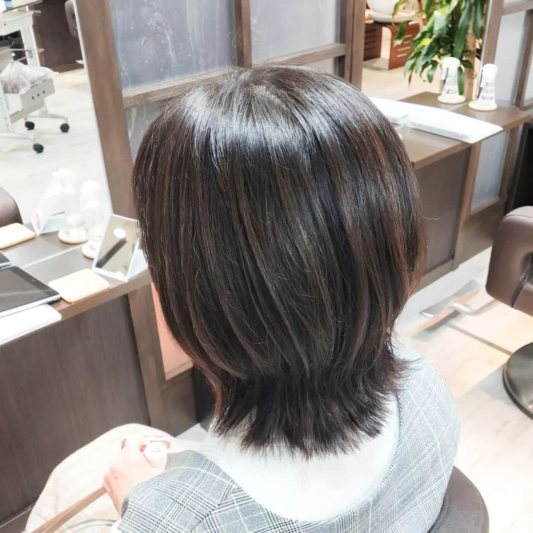 IMAGINE-hairさんのインスタグラム写真 - (IMAGINE-hairInstagram)「いつもありがとうございます😌  ✄お客様スタイル✄  ☆クセ毛を活かした外ハネボブスタイル☆  トップを短くしすぎると膨らみすぎる。 残しすぎてワンレンにすると下が膨らむ。  なので、スソは重めのラインで量感を少し軽くして、トップは少しレイヤー入れてくびれをもたせて、毛先はクセで動きが出る外ハネボブスタイルに✨✨  そしてそして、このスタイルには裏技が！！  朝、かるーく一番下でくくって、お出かけの前に外す。 そしたら、きれーに外ハネになるし、クセの膨らみも抑えられる。  ぜひお試しを😌👍  スタイリング 👉ハンドブローのみ、バーム仕上げ  メニュー 👉カット　¥6,600-  秋山はこんな美容師です。 ✄30代、40代、50代のお客様から支持して頂いてます。 ✄ショートスタイル、ボブスタイルが大得意です。カット技術には自信あるので、まとまりやすく朝のスタイリングを楽にします。 ✄生えグセ、髪質、頭の形等をしっかり見て、顔の黄金比に合わせて小顔小頭スタイルにします。 ✄かれこれ20年。髪質、ヘアスタイル、頭皮の事等どんな悩みもお任せ下さい。  IMAGINEは、こんな方におすすめのヘアサロンです ❁トップをふんわりさせたい方 ❁つむじ割れが気になる方 ❁毎日のスタイリングを楽に決まるようにしたい方 ❁パサつき、ぺたんこ、うねり、頭皮トラブルなど大人女性のお悩みを持たれてる方 ❁小顔、小頭にしたい方  IMAGINEでは、、、 ・髪の毛、頭皮の様々なお悩みを解消します。 ・パサつき、ぺたんこ、うねり、細毛、抜け毛など大人女性のお悩みもお任せ下さい。 ・日本で唯一のパーマでぺたんこ、つむじ割れを解消します。 ・毎日のスタイリングが楽になるように傷めずまとまり長持ちするヘアスタイルを提供します。 ・顔、頭の黄金比(美しく見えるバランス)をベースに小顔、小頭のヘアスタイルにします。  【IMAGINE天神橋店の料金】 ❁カット　¥6,600 ❁カット＋ファイバープレックスカラー　¥15,950 ❁カット＋ファイバープレックスカラー＋トリートメント　¥20,570 ❁根元ふんわりパーマ＋カット　¥14,850 ❁つむじ割れ解消ポイントパーマ＋カット　¥11,550 ❁酸性ナチュラルストレート＋カット　¥18,150  【アクセス】 〒530-0041 大阪市北区天神橋３−６−２２ TEL  ０６−６３５１−８０２０  詳しくはホームページをご覧ください www.imagine-hair.com  【定休日】毎週月曜日、第2,3,5火曜日  【受付時間】 　【火】12：30～18：00 　【水−土】10：00～18：30 　【日・祝】10：00～17：30  ご予約や気になる方、メニューなどのご相談は お電話(０６−６３５１−８０２０)もしくはDMからお気軽にご連絡下さい❁¨̮   #ショート#ショートヘア#ショートヘアスタイル#ボブ#ボブショート#ショートボブ#ボブヘア#パーマヘアスタイル#インナーカラー#デジタルパーマ#ストレートパーマ#メンズパーマ#ファイバープレックス#つむじ割れ解消#つむじ#脱白髪染め#ハイライト#30代ヘア#40代ヘア#50代ヘア#天神橋美容室#天満美容室#南森町美容院#天神橋美容院#天満#南森町#扇町#天神橋#天神橋筋商店街」11月9日 21時21分 - imagine.365.359