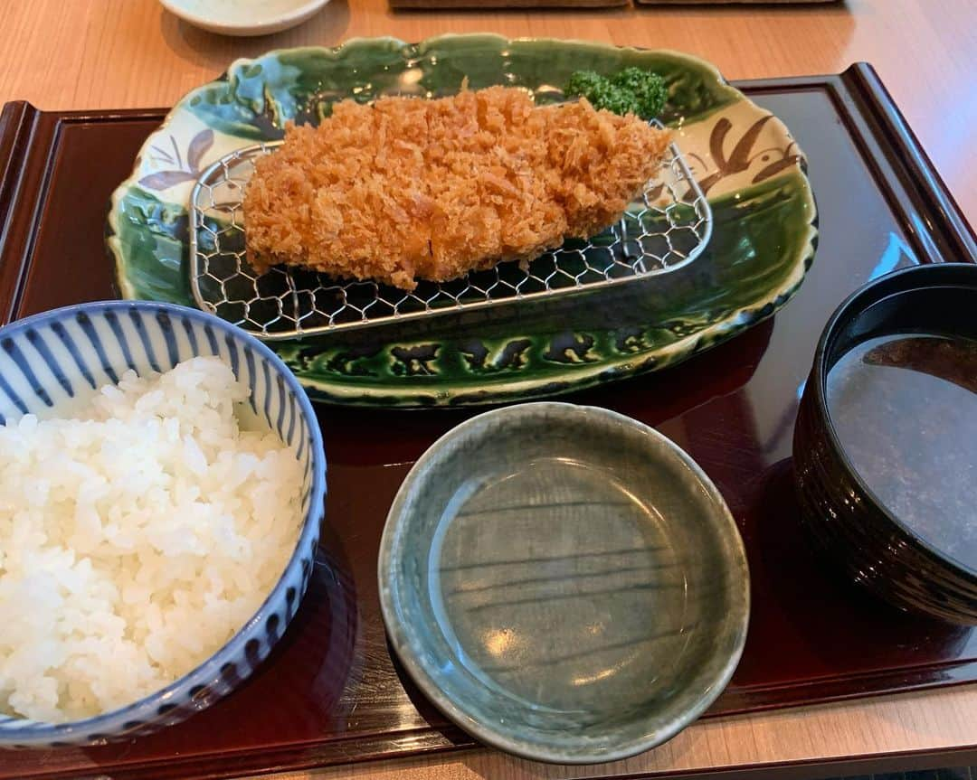 昴生さんのインスタグラム写真 - (昴生Instagram)「昼飯！！ #今日は #NGK出番！ #合間に #一人ランチ #行こうと思って歩いてたら #関西女帝作家 #とバッタリ！ #関西女帝作家が #とんかつ食べたいと言うので #恵亭 さん！ #ロースカツ定食！ #うまいー！ #サクサク！ #関西女帝作家 #も同じもの頼んで #キャベツめっちゃ食べてた！ #そして #関西女帝作家は #おれよりも全然先輩やのに #お会計の時 #財布出すそぶりすら見せへん！ #さすが #関西女帝作家！ #そのまま難波の街に #関西女帝作家 #は消えていった！ #さよなら #関西女帝作家！」11月9日 21時21分 - mikikousei