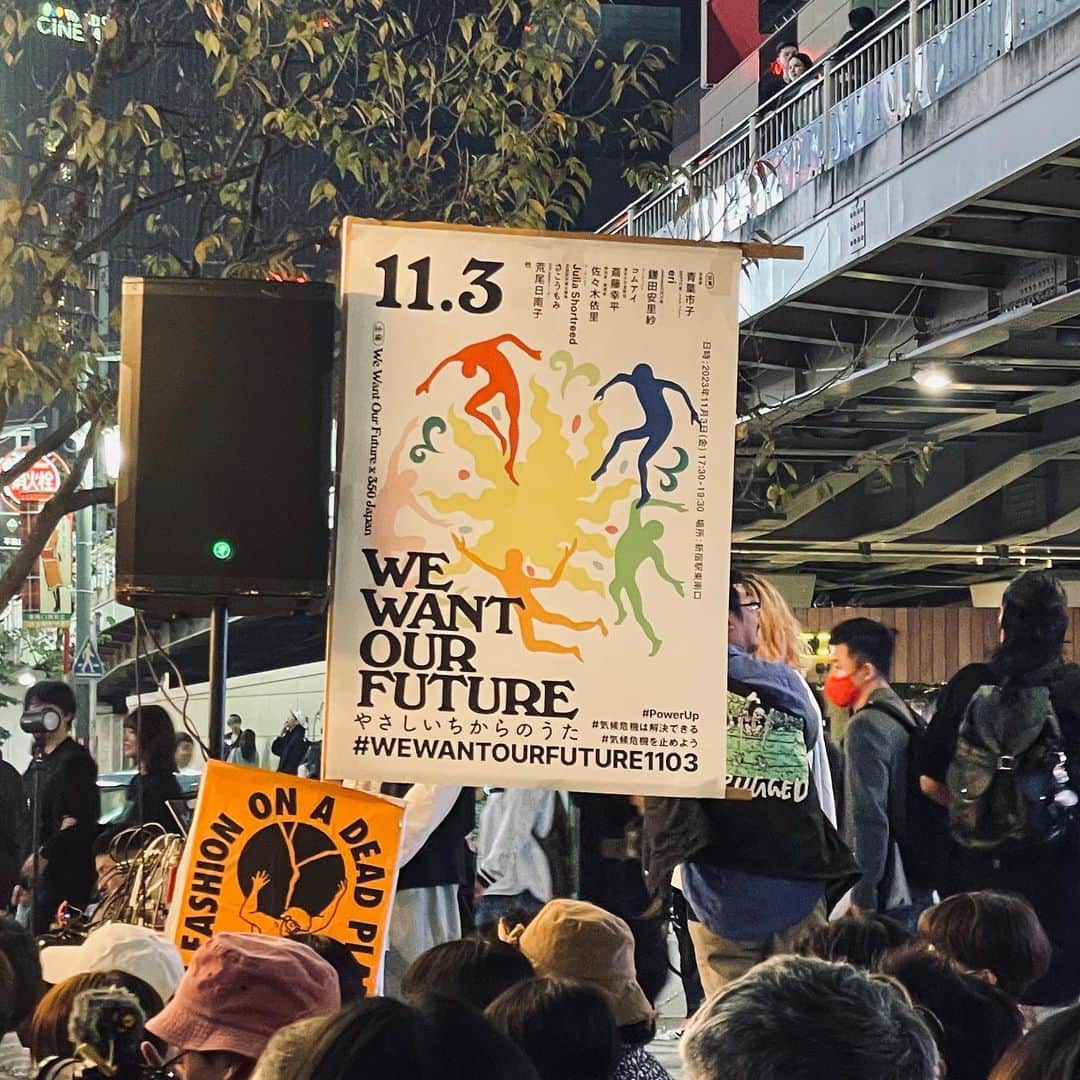 エリーローズさんのインスタグラム写真 - (エリーローズInstagram)「先日、新宿で開催された気候変動のための集い「WE WANT OUR FUTURE」🌏🕊️  語ったり、歌ったり、チャントしたり、心に刺さるメッセージをたくさん受けとれた夜でした。  11月半ばなのに今日も昼間は半袖で過ごせるくらい気温が上昇していて、危機感をふつふつと感じ始めているのはみんなも同じだと思う。  温暖化の大きな原因である石炭火力発電から自然のちからである太陽、水、風、地熱、波のエネルギーにシフトチェンジができるようみんなで考えるきっかけになりました。  温暖化のことについてもっと詳しく知りたい人は気候変動基礎クラスに参加してみよう✊🏼  そして投稿の一番最後の写真のQRコードから @350_japan の公式HPにて署名するだけ。  みんなの意識を変えないと気候変動の危機は変えられないから、一人一人が意識することにより大きな力となります。POWER OF THE PEOPLE！  #PowerUp  #気候危機は解決できる  #気候危機を止めよう  #wewantourfuture1103 @wewantourfuturejp」11月9日 21時22分 - ellirose