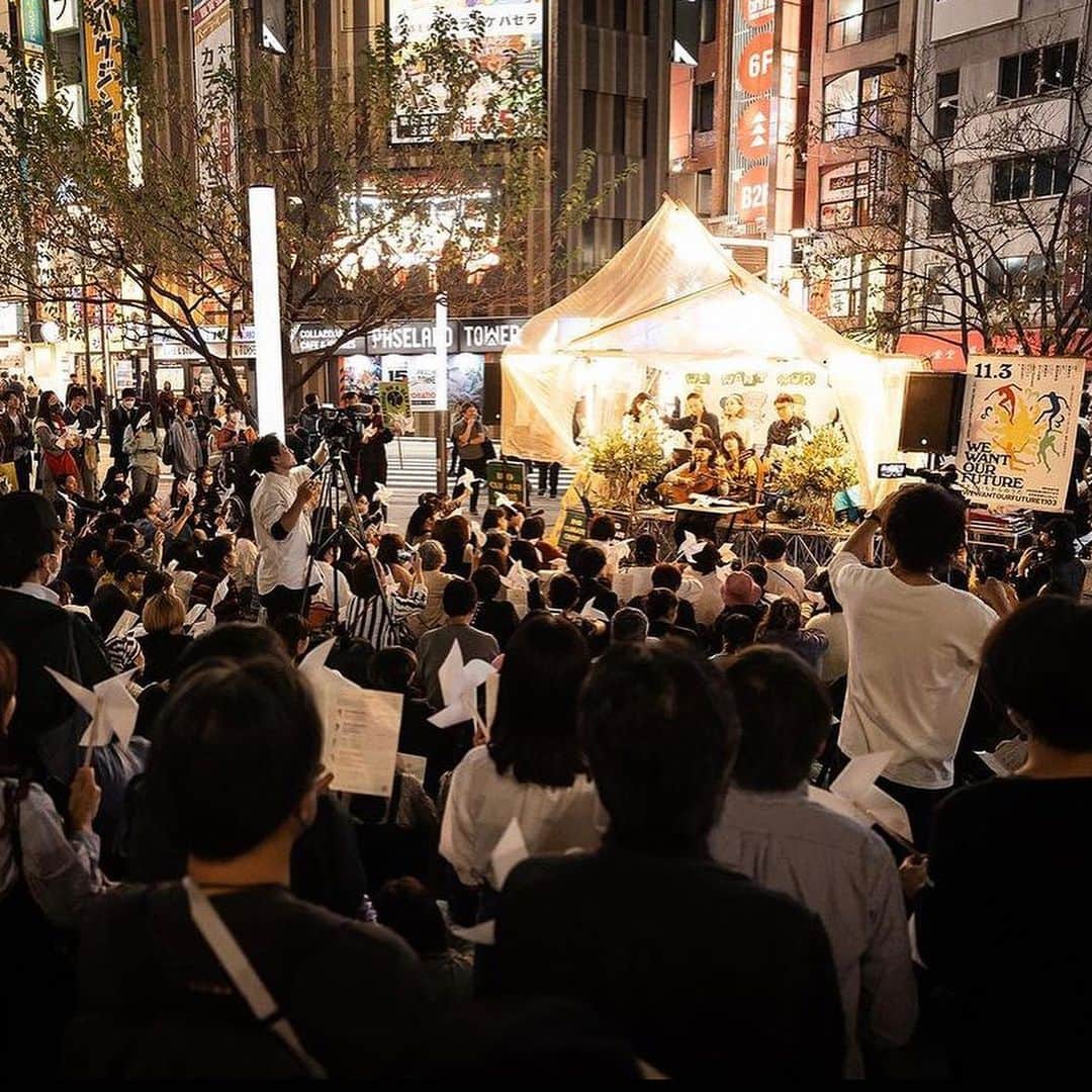 エリーローズのインスタグラム：「先日、新宿で開催された気候変動のための集い「WE WANT OUR FUTURE」🌏🕊️  語ったり、歌ったり、チャントしたり、心に刺さるメッセージをたくさん受けとれた夜でした。  11月半ばなのに今日も昼間は半袖で過ごせるくらい気温が上昇していて、危機感をふつふつと感じ始めているのはみんなも同じだと思う。  温暖化の大きな原因である石炭火力発電から自然のちからである太陽、水、風、地熱、波のエネルギーにシフトチェンジができるようみんなで考えるきっかけになりました。  温暖化のことについてもっと詳しく知りたい人は気候変動基礎クラスに参加してみよう✊🏼  そして投稿の一番最後の写真のQRコードから @350_japan の公式HPにて署名するだけ。  みんなの意識を変えないと気候変動の危機は変えられないから、一人一人が意識することにより大きな力となります。POWER OF THE PEOPLE！  #PowerUp  #気候危機は解決できる  #気候危機を止めよう  #wewantourfuture1103 @wewantourfuturejp」