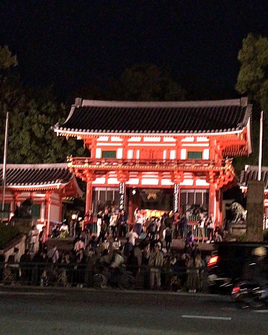 小川知子さんのインスタグラム写真 - (小川知子Instagram)「祇園の夜🍁  八阪神社の前、 夜6時でこの混みようです。  舞妓さんが通るのをじっと待っている多くの外人観光客。 日本人にはほとんど会いません。 バスなどは乗り切らなくて大混雑。 一番人気は伏見稲荷神社だとか。だから、行かなーい。  夕飯は本当は内緒にしたい店、祇園の阪川さん。 ほっとします。 美味しいお料理と楽しいお話。 帰り際、すぐ近くの有名なお茶屋さんのお母さんとバッタリ。 ４５年来のお付き合いなのですが、さすがシャキッとしてはる。 京都はせまいのでよく知り合いに会います。  明日は雨模様。  #祇園 #八阪神社 #阪川 #てっさ #こっぺ蟹🦀 #鱧のカツ #銀杏饅頭 #イクラの飯蒸し #鯛のあら煮 #湯葉煮 #小川知子」11月9日 21時22分 - tomoko_ogawa_