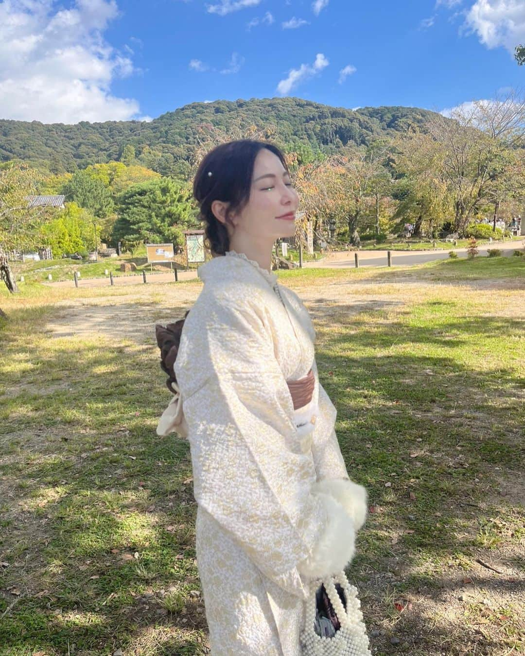 河村美咲さんのインスタグラム写真 - (河村美咲Instagram)「京都でお着物散策した時に @kyotoayastar  で着付けとヘアセットしてもらったんやけど秋冬限定で手のふわふわ付けれて可愛かった🩷 私が着てる着物はここのオリジナルみたいでゴールドの柄が上品♡😌　着物、中に着るレースとか帯も自分で選ぶんやけど種類多すぎて迷う迷う..！ 京都の街が金木犀の香りに包まれてて癒やしすぎた✨✨  縁切りと縁結びで有名な神社でつよーーく願ってきました✌️ #安井金比羅宮   #京都 #京都観光 #清水寺  #着物 #着物レンタル #着物女子 #着物コーデ #京都着物レンタル #京都着物 #京都旅行 #PR」11月9日 21時28分 - misaki_haaan