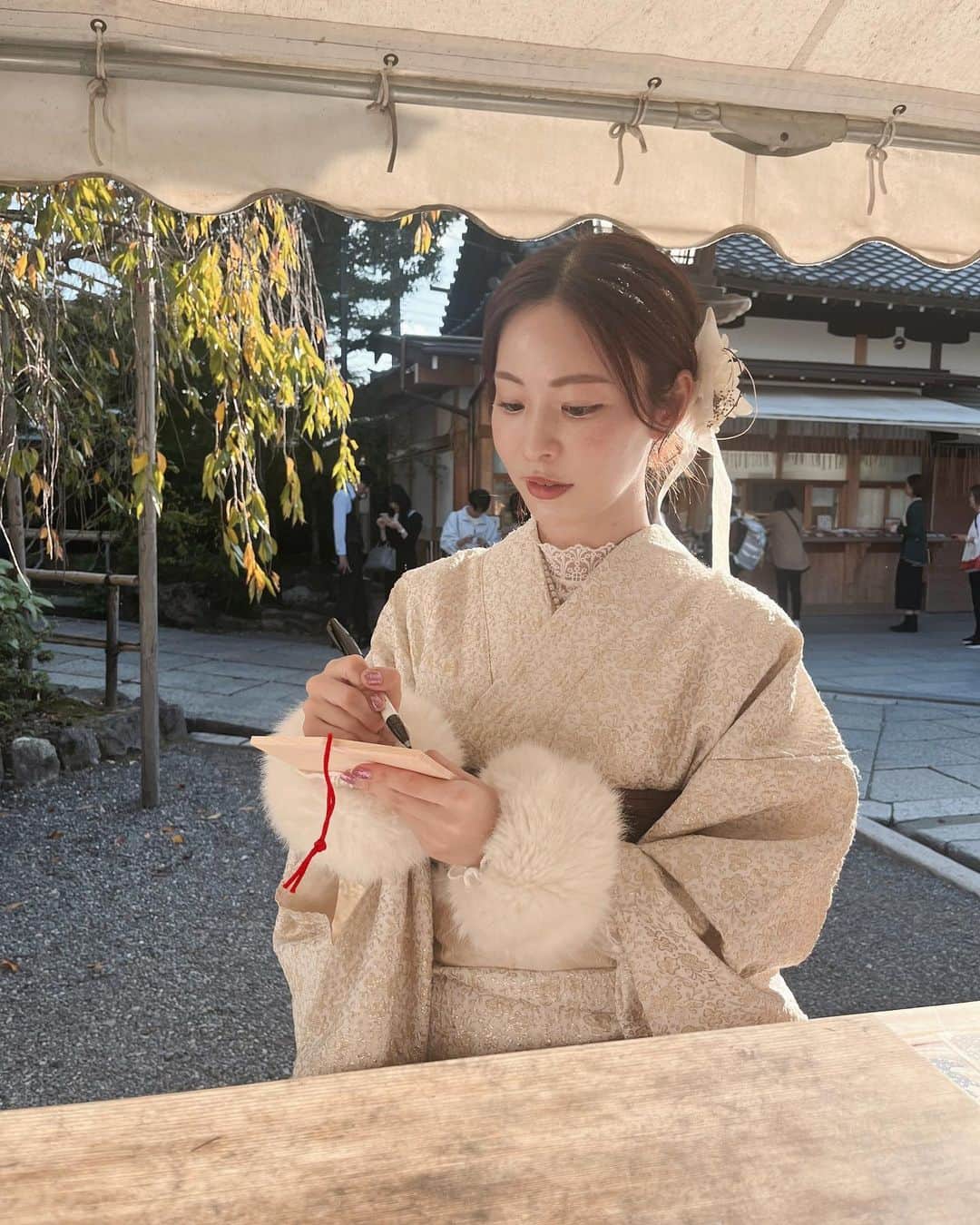 河村美咲さんのインスタグラム写真 - (河村美咲Instagram)「京都でお着物散策した時に @kyotoayastar  で着付けとヘアセットしてもらったんやけど秋冬限定で手のふわふわ付けれて可愛かった🩷 私が着てる着物はここのオリジナルみたいでゴールドの柄が上品♡😌　着物、中に着るレースとか帯も自分で選ぶんやけど種類多すぎて迷う迷う..！ 京都の街が金木犀の香りに包まれてて癒やしすぎた✨✨  縁切りと縁結びで有名な神社でつよーーく願ってきました✌️ #安井金比羅宮   #京都 #京都観光 #清水寺  #着物 #着物レンタル #着物女子 #着物コーデ #京都着物レンタル #京都着物 #京都旅行 #PR」11月9日 21時28分 - misaki_haaan