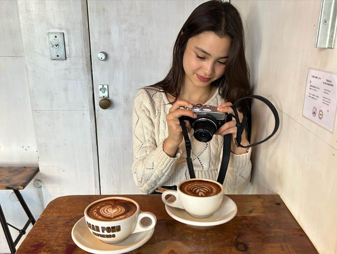 のインスタグラム：「下北沢に行ってきました。 古着屋さんがたくさんあるから、古着好きの私にとってお洋服を買いに行くのに気に入りの場所です。 実は、最近カメラを買ったのでマイカメラでその日の思い出を色々撮ってみました✨ 楽しい1日でした〜」