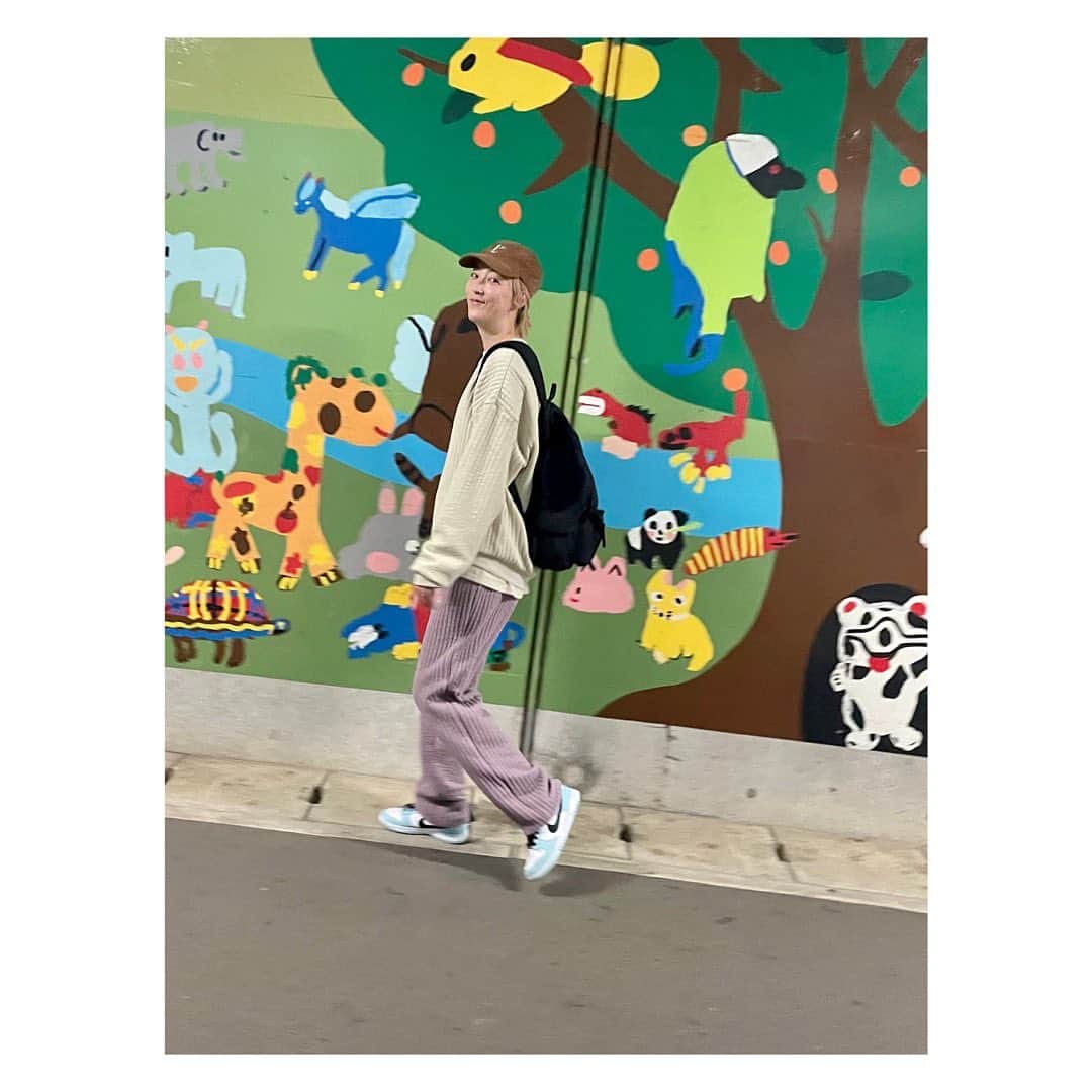 田辺あゆみのインスタグラム：「🌟 @freaksstore_official  とのコラボスウェット。 カラー違いのセットアップも最近のお気に入り🥰  ひとつ購入してみたら、とても着心地がいいので他のカラーも購入しました！という声を何人からもいただいて🫶うれしいかぎりです✨  薄い中綿も入っているから暖かさもバッチリで、春先まで長い期間着られそう。 本当にほぼ毎日これを着てるー😎るんるん🎵」