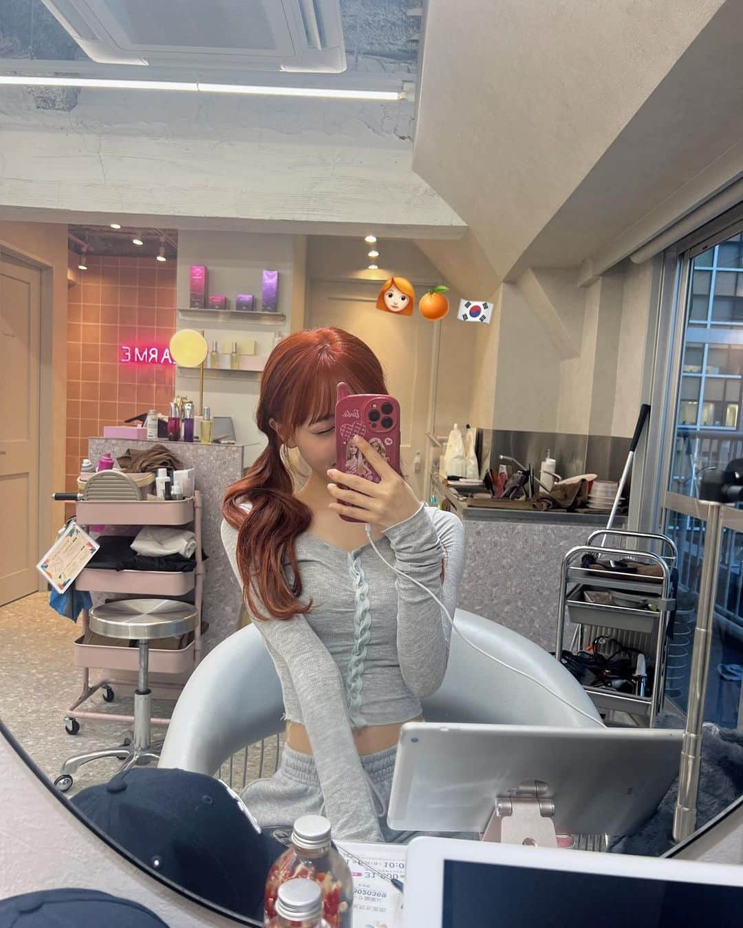 石綿日向子さんのインスタグラム写真 - (石綿日向子Instagram)「🦰🍊🧡 New hair🇹🇼 お仕事で行く台湾前にエクステつけて 期間限定オレンジカラーに🥺🤦 パーソナルカラー的に似合わないかもだけど 褒めてもらえるかしら…🥺👩🏻‍🦰  @motehairyuto12  エクもカラーもありがとうございます🙏  #オレンジカラー #オレンジヘア #オレンジブラウン  #エクステ #オレンジベージュ」11月9日 21時25分 - hinako_ishiwata