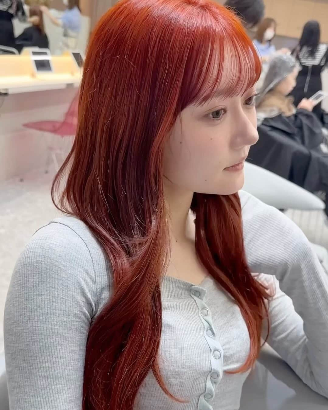 石綿日向子のインスタグラム：「🦰🍊🧡 New hair🇹🇼 お仕事で行く台湾前にエクステつけて 期間限定オレンジカラーに🥺🤦 パーソナルカラー的に似合わないかもだけど 褒めてもらえるかしら…🥺👩🏻‍🦰  @motehairyuto12  エクもカラーもありがとうございます🙏  #オレンジカラー #オレンジヘア #オレンジブラウン  #エクステ #オレンジベージュ」