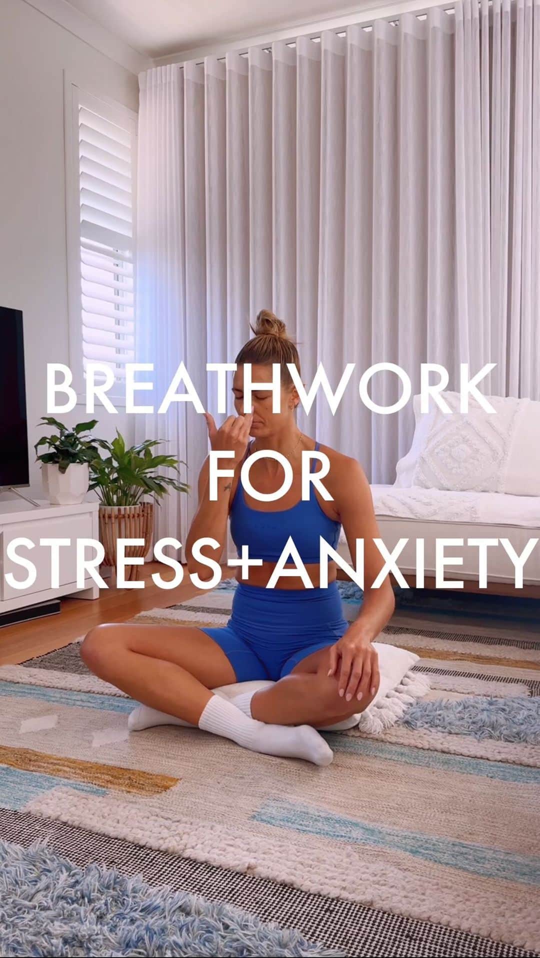 Amanda Biskのインスタグラム：「This simple breath work exercise can completely change your day, and he is why…  ✨ Reduces stress response ✨ Eases anxiety ✨ Focus your attention to the present ✨ Clear the mind ✨ Balance L+R sides of the brain (logic + emotions) ✨ Improve oxygen circulation ✨ Improve breathing capacity ✨ Reduce heart rate & blood pressure  Alternate nostril breathing uses inhales and exhales to help balance the fiery right side 🔥 and cooling left side ❄️   HERE’S HOW TO DO IT:  Before you start…Exhale completely through your mouth.  1. Block the left nostril, INHALE RIGHT 2. Block the right nostril, EXHALE LEFT 3. INHALE LEFT, block the left nostril 4. EXHALE RIGHT  Repeat step 1-4 as many times as you need 🙏🏼  If you want more breathing & meditation I’ll be focusing on lots of new follow along classes on #freshbodyfitmind app ✨ You’ll find them in the brand new ‘MIND’ area!! 🧠 #breathwork #meditation #mindfulness #breathingexercise」