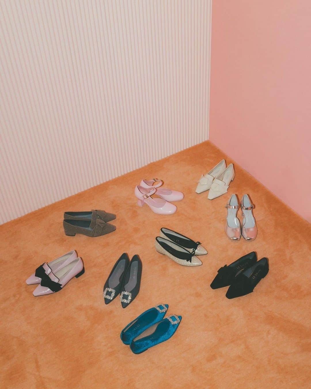 柴田紗希さんのインスタグラム写真 - (柴田紗希Instagram)「嬉しいお知らせ♡ 「しばさきがルタロンを履いたら。」 第二弾をさせていただきました！ @letalon_jp 🎀 modelとstylingを担当させてもらいました。 ぜひチェックしてほしいです♡  letalonの靴たちは手に持つたびに、 えっこれだったらあんな感じにしちゃおーよ これだったらこんなふうにしてみたいって 想像がいっぱい膨らむから なんだかフィットが良いのかもしれません🌱☺️  今回はピンクがポイントなイメージだったので ピンクスタイルが多めです♡  自由に楽しくわくわくしながらの stylingや撮影ができるこの時間がとっても幸せでした。。。ふわぁ幸せ。  thank you...♡ @miyakotai  @35tokyo  @tokyojorkphotogram  @naho__ikeda  #PR #letalon」11月9日 21時35分 - shibasaaki