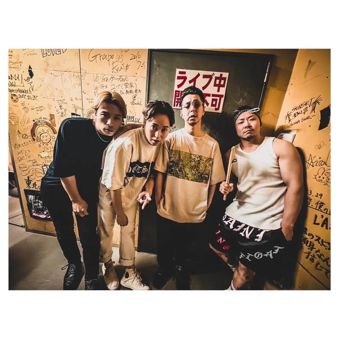 HIDEさんのインスタグラム写真 - (HIDEInstagram)「久しぶりのSiMとのライブハウスツアー さすがでした 出会った時ことや昔のことを色々思い出しました また必ず🔥  #NOISEMAKER #SiM #SiM6th #PLAYDEAD」11月9日 21時36分 - noisemaker_hide