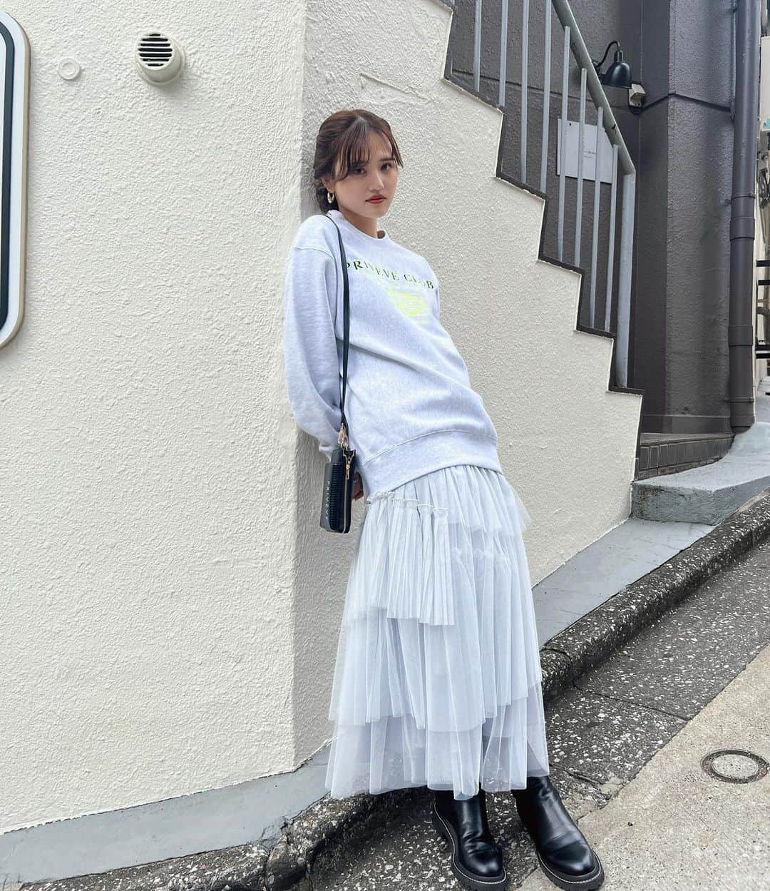 金光みり愛さんのインスタグラム写真 - (金光みり愛Instagram)「少し日が経っちゃったけど、 Privève 23AW Tokyo POPUPに 来てくださった皆さん、 誠にありがとうございました💐  本当にたくさんの方にお越しいただき、 4日間大盛況で終えることができました🥹💕  今季からPrivèveを自分の中で見直し、 たくさんの時間と想いを注ぎ込んで ブラシアップした秋冬コレクション❄️🪡  始まるまでは本当にドキドキだったけど、 思ってた以上にみんなに大好評で 今はすごくホッとしてます🥹💕  これまで以上に凝ったデザインを 皆さんに直接手に取っていただけて たくさんコミュニケーションがとれて、 本当に幸せであっという間の時間でした🥹💭  今回初めましてのお客様も多くて Privèveが成長してるんだな〜と実感できて それもとっても嬉しかった🥰  写真は会場で撮ったコーデ写真の一部🤍 初回生産分が全色完売する勢いだった 大人気の新作裏起毛スウェットとスカート🐑  追加生産をしてるのでオンライン発売の詳細は @priveve_priveve でまた後日発表します🙌🏻  . そして…！！ 12月中旬になんと大阪イベントも企画中です！！  Privèveの23AW "Coexistence Collection"を 大阪で展開する予定です💐🪡 新たなノベルティもご用意して…🤫💕  そちらの詳細も @priveve_priveve で 追って発表するのでぜひフォローしてお待ちください🤍  改めて、東京POPUPを盛り上げて下さった皆さん 本当にありがとうございました😌💕 また会えるのを楽しみにしてます🫶🏻 (それまでまた制作期間、全力で頑張るぞ❤️‍🔥)  みり愛🌸」11月9日 21時36分 - milliah_kanemitsu