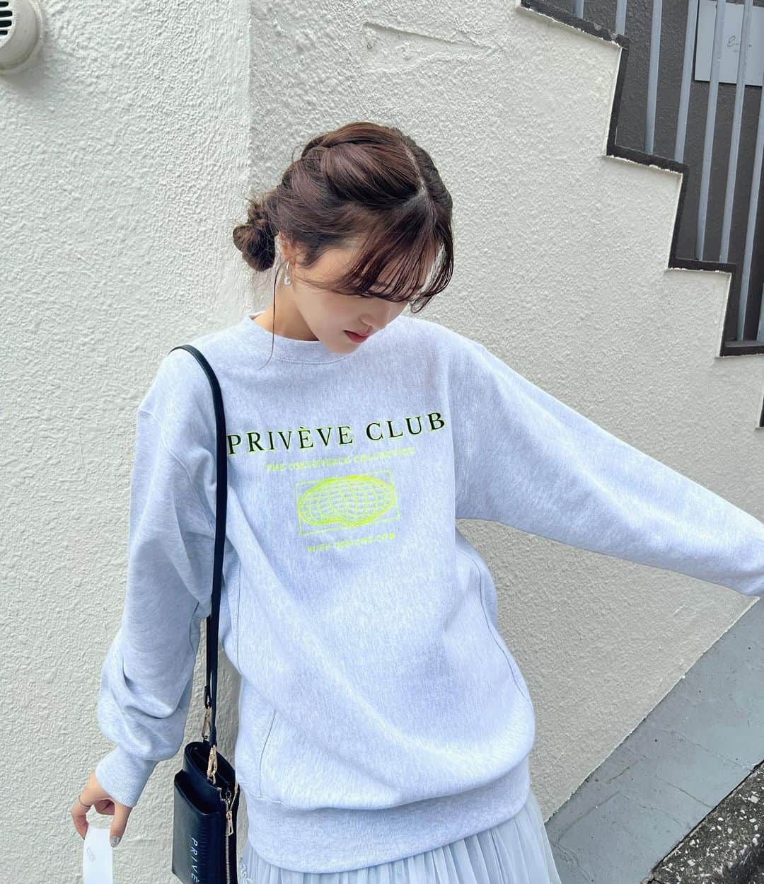 金光みり愛さんのインスタグラム写真 - (金光みり愛Instagram)「少し日が経っちゃったけど、 Privève 23AW Tokyo POPUPに 来てくださった皆さん、 誠にありがとうございました💐  本当にたくさんの方にお越しいただき、 4日間大盛況で終えることができました🥹💕  今季からPrivèveを自分の中で見直し、 たくさんの時間と想いを注ぎ込んで ブラシアップした秋冬コレクション❄️🪡  始まるまでは本当にドキドキだったけど、 思ってた以上にみんなに大好評で 今はすごくホッとしてます🥹💕  これまで以上に凝ったデザインを 皆さんに直接手に取っていただけて たくさんコミュニケーションがとれて、 本当に幸せであっという間の時間でした🥹💭  今回初めましてのお客様も多くて Privèveが成長してるんだな〜と実感できて それもとっても嬉しかった🥰  写真は会場で撮ったコーデ写真の一部🤍 初回生産分が全色完売する勢いだった 大人気の新作裏起毛スウェットとスカート🐑  追加生産をしてるのでオンライン発売の詳細は @priveve_priveve でまた後日発表します🙌🏻  . そして…！！ 12月中旬になんと大阪イベントも企画中です！！  Privèveの23AW "Coexistence Collection"を 大阪で展開する予定です💐🪡 新たなノベルティもご用意して…🤫💕  そちらの詳細も @priveve_priveve で 追って発表するのでぜひフォローしてお待ちください🤍  改めて、東京POPUPを盛り上げて下さった皆さん 本当にありがとうございました😌💕 また会えるのを楽しみにしてます🫶🏻 (それまでまた制作期間、全力で頑張るぞ❤️‍🔥)  みり愛🌸」11月9日 21時36分 - milliah_kanemitsu