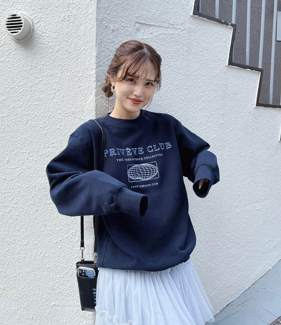 金光みり愛のインスタグラム：「少し日が経っちゃったけど、 Privève 23AW Tokyo POPUPに 来てくださった皆さん、 誠にありがとうございました💐  本当にたくさんの方にお越しいただき、 4日間大盛況で終えることができました🥹💕  今季からPrivèveを自分の中で見直し、 たくさんの時間と想いを注ぎ込んで ブラシアップした秋冬コレクション❄️🪡  始まるまでは本当にドキドキだったけど、 思ってた以上にみんなに大好評で 今はすごくホッとしてます🥹💕  これまで以上に凝ったデザインを 皆さんに直接手に取っていただけて たくさんコミュニケーションがとれて、 本当に幸せであっという間の時間でした🥹💭  今回初めましてのお客様も多くて Privèveが成長してるんだな〜と実感できて それもとっても嬉しかった🥰  写真は会場で撮ったコーデ写真の一部🤍 初回生産分が全色完売する勢いだった 大人気の新作裏起毛スウェットとスカート🐑  追加生産をしてるのでオンライン発売の詳細は @priveve_priveve でまた後日発表します🙌🏻  . そして…！！ 12月中旬になんと大阪イベントも企画中です！！  Privèveの23AW "Coexistence Collection"を 大阪で展開する予定です💐🪡 新たなノベルティもご用意して…🤫💕  そちらの詳細も @priveve_priveve で 追って発表するのでぜひフォローしてお待ちください🤍  改めて、東京POPUPを盛り上げて下さった皆さん 本当にありがとうございました😌💕 また会えるのを楽しみにしてます🫶🏻 (それまでまた制作期間、全力で頑張るぞ❤️‍🔥)  みり愛🌸」