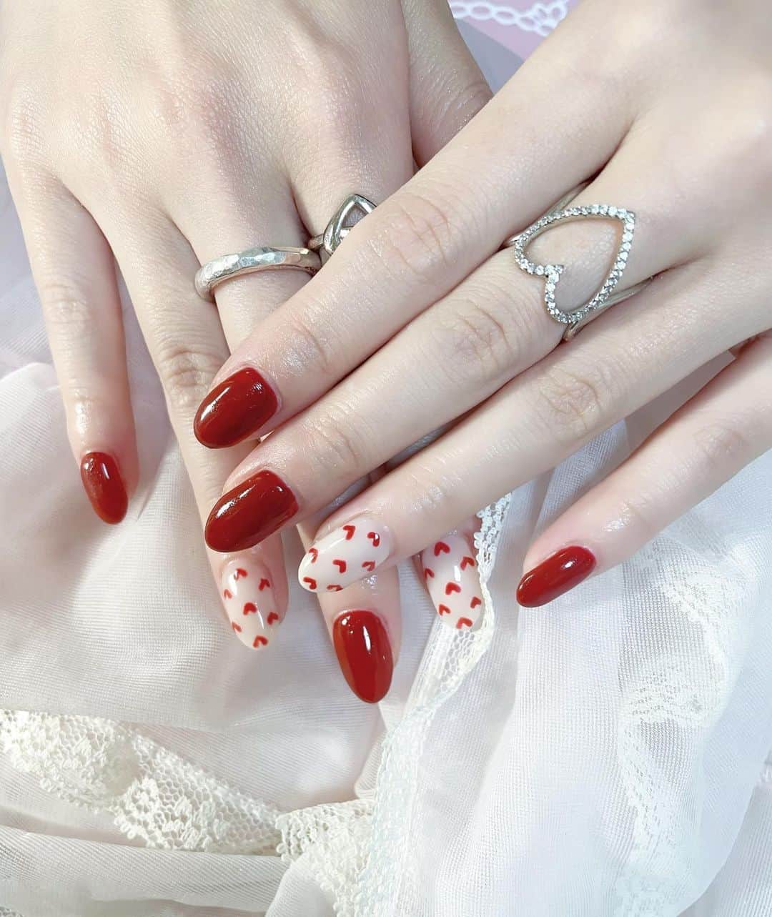 三浦菜々子のインスタグラム：「newnail💅 着てる服のせいでクリスマス感増した🎄😂✨  #白キャン #真っ白なキャンバス #アイドル #idol #三浦菜々子 #nails #nailart #nail #naildesign #クリスマスネイル #冬ネイル #」