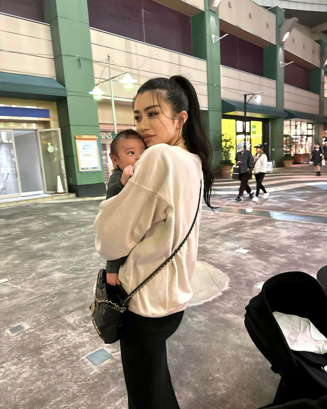 𝐓𝐒𝐔𝐊𝐀𝐒𝐀さんのインスタグラム写真 - (𝐓𝐒𝐔𝐊𝐀𝐒𝐀Instagram)「ミルク後のりゅーぼっちゃん👶🏼🕶️  車から降りてベビーカーでお買い物し出したら目がキョロキョロ👀  プリティーなりゅー坊ちゃんでした🩵 . . #生後2ヶ月 #2ヶ月ベビー #男の子 #男の子ベビー #令和5年ベビー」11月9日 21時30分 - tsukasa_xoxo