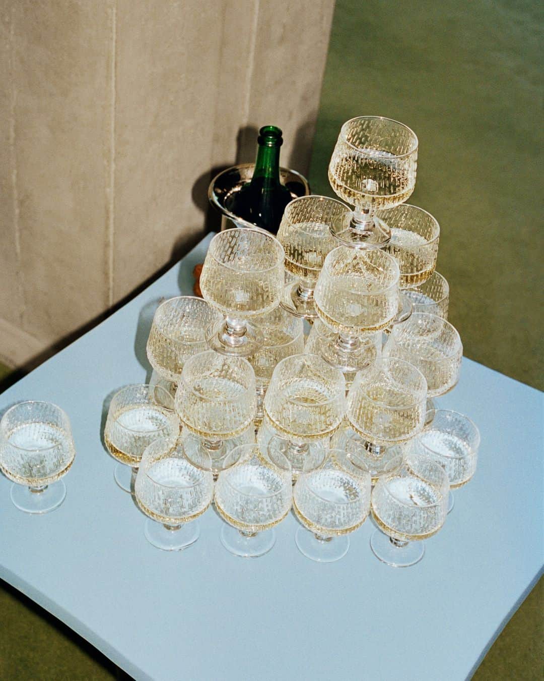 マリメッコのインスタグラム：「It’s time for a toast! 🥂 ​​Raise a glass to celebrating the holidays with a glass-half-full mentality. Or full to the brim if you want to try a champagne tower with our new Syksy glasses by designer Matti Klenell. With their strong stems and relief-like surface depicting a gentle drizzle, these goblets make the perfect vessel for a champagne centerpiece. ​​  Find all your tableware needs and more at marimekko.com.​​#marimekko #holiday ​」