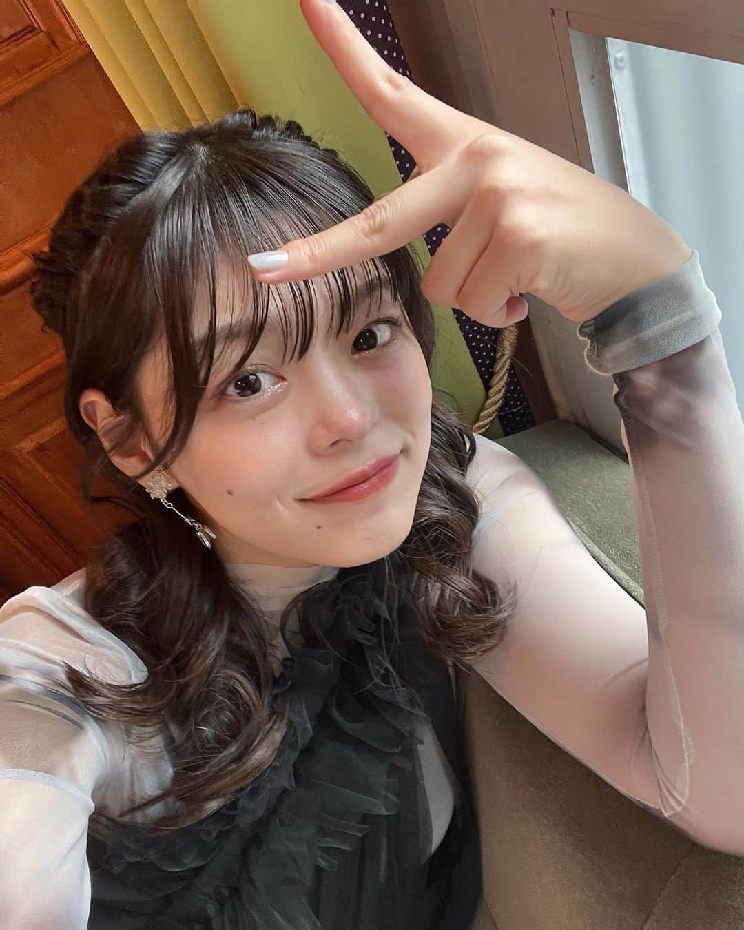 川田明日未のインスタグラム：「11月🦑 これからどんどん寒くなるのかなぁ〜🧊 風邪ひかないように気をつけてね🦎 先日、従姉妹の結婚式に行ってきた時の服だよ〜 かわいいでしょ😉 やっぱ髪の毛やってもらうと気分上がるね！  あしたもがんばろう💪  本日 日本テレビ系ドラマ 11時59分〜 『ブラックファミリア』にて ちょこっと出演させていただいておりますみてね😉  #ヘアアレンジ」