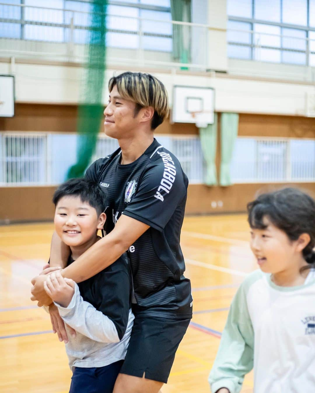 愛媛FCのインスタグラム：「＼11日の #伊予決戦 は #東温市マッチシティの日 ／  北吉井放課後わくわく教室に #愛媛FC から #小川大空 選手と #疋田優人 選手 と #桜井由衣香 選手 と #松本苑佳 選手 が来てくれました〜！豪華すぎる〜！お祭りや〜！👏  暗くなるまでみっちりどっぷり遊んでもらってみんな笑顔がとまらない😂 「伊予決戦見に行く〜！」「女子の試合もみたい〜！」って言いながら帰っていました⚽️  #東温市 #放課後わくわく教室 #愛媛FC #ホムカツッ @ehimefc12  #愛媛FC #レディース @ehime_fcl  #前日試合だったの信じられんくらいガチめに遊んでもらいました #そらとヒッキーとゆいぴーとそにょん #ヒッキーの好きな食べ物はひき肉です #じゃなくて焼き肉です #ゆいぴーとそにょんの小顔さはガチ #東温市応援選手の小川大空選手は  #全員に最後までスタジアムに試合見に来てねって声かけてました #そんなん絶対行くしかないよね #11日はニンスタに行こう📣」