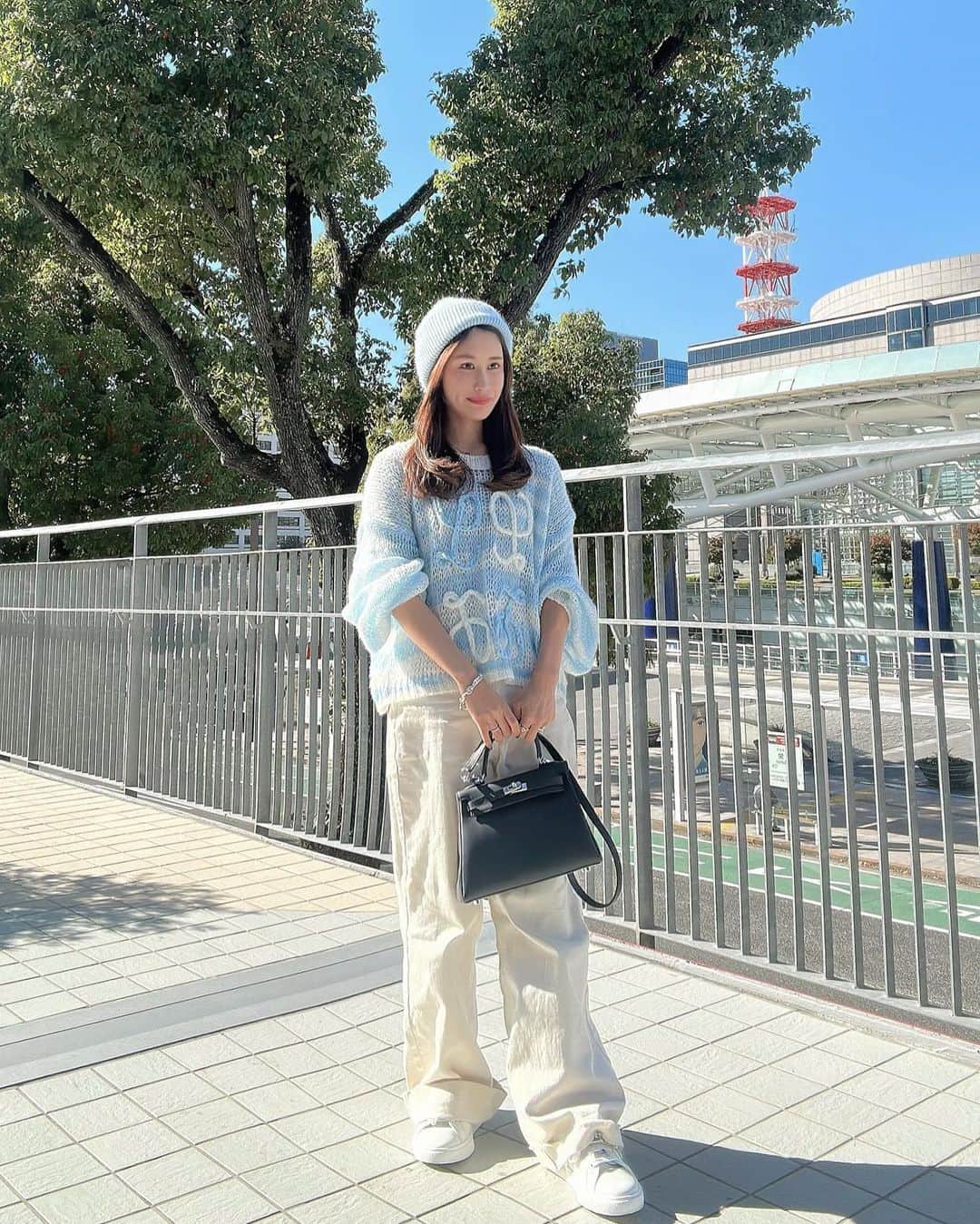 のインスタグラム：「𝙛𝙖𝙨𝙝𝙞𝙤𝙣🩵🩵 tops @loewe  shoes @hermes   明日から寒くなるらしいから 冬服が足りないぞ〜」