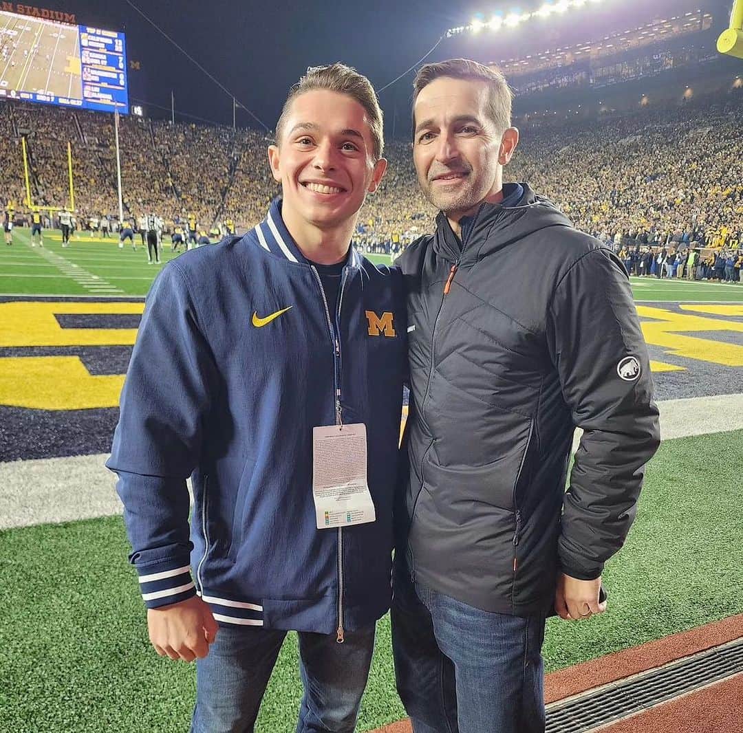 Inside Gymnasticsさんのインスタグラム写真 - (Inside GymnasticsInstagram)「A pair of Nissen-Emery winners on the field at the Michigan football game last weekend — Paul Juda and Justin Toman!   Look for an in-depth feature on Justin Toman (who was recently inducted into the Michigan Athletic Hall of Honor) in the most recent issue of Inside Gymnastics magazine!   📸 @umichgym」11月10日 3時00分 - insidegym