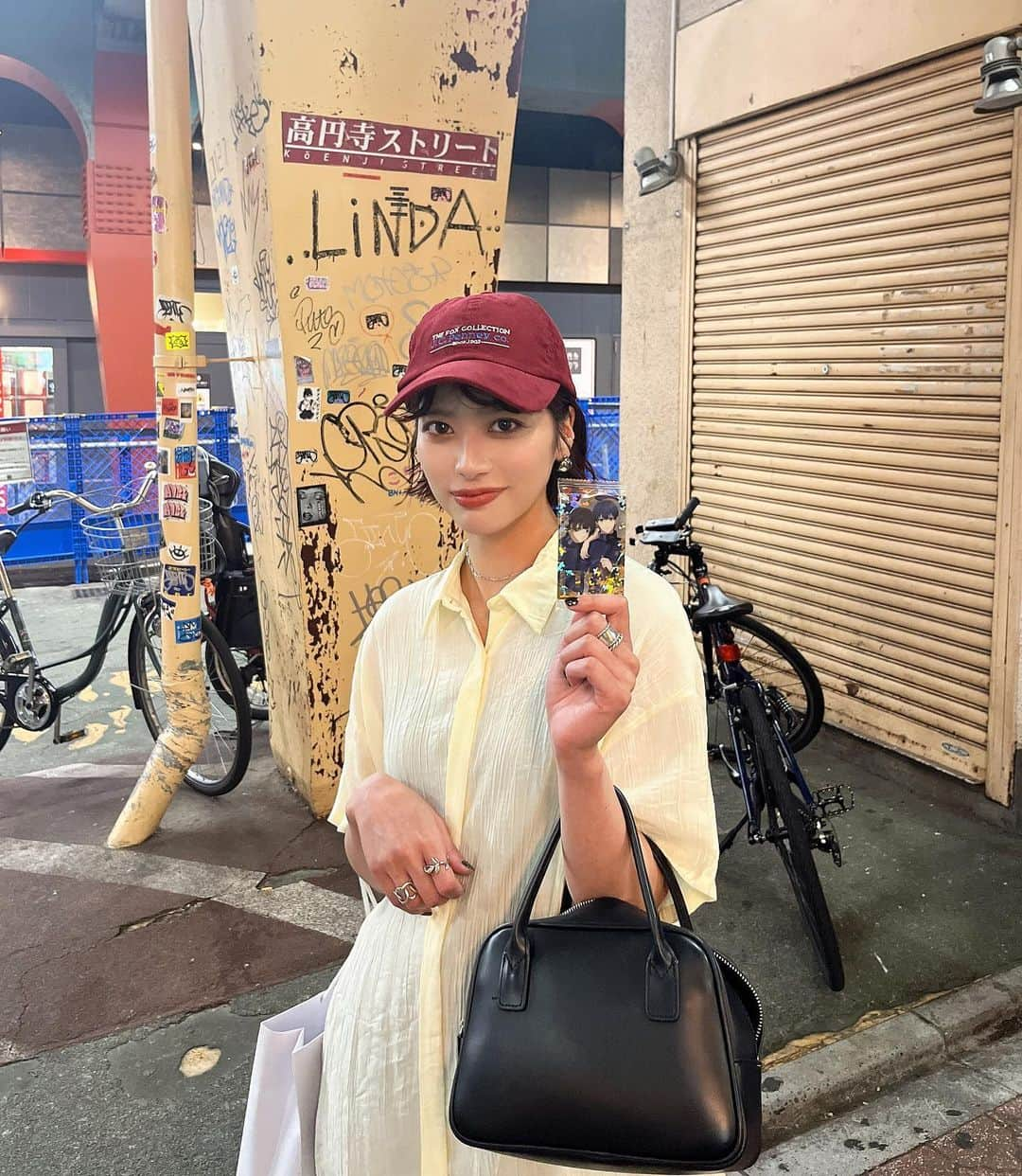 奥田紗都さんのインスタグラム写真 - (奥田紗都Instagram)「. 夏に高円寺で飲んだ時の写真を今更🍺（笑） ⁡ ⁡ 仲良い友達と飲んでるとめちゃくちゃ喋るし めちゃくちゃ笑っちゃうよね〜🫶 ⁡ ⁡ (あとこの日はブルーロックのレアカード引けて めちゃくちゃ嬉しかった) ⁡ ⁡ ⁡ ⁡  ⁡ #休日の過ごし方 #キャップコーデ #キャップ女子 ##シャツコーデ #カジュアル女子 #お酒好き女子」11月9日 21時44分 - osato720