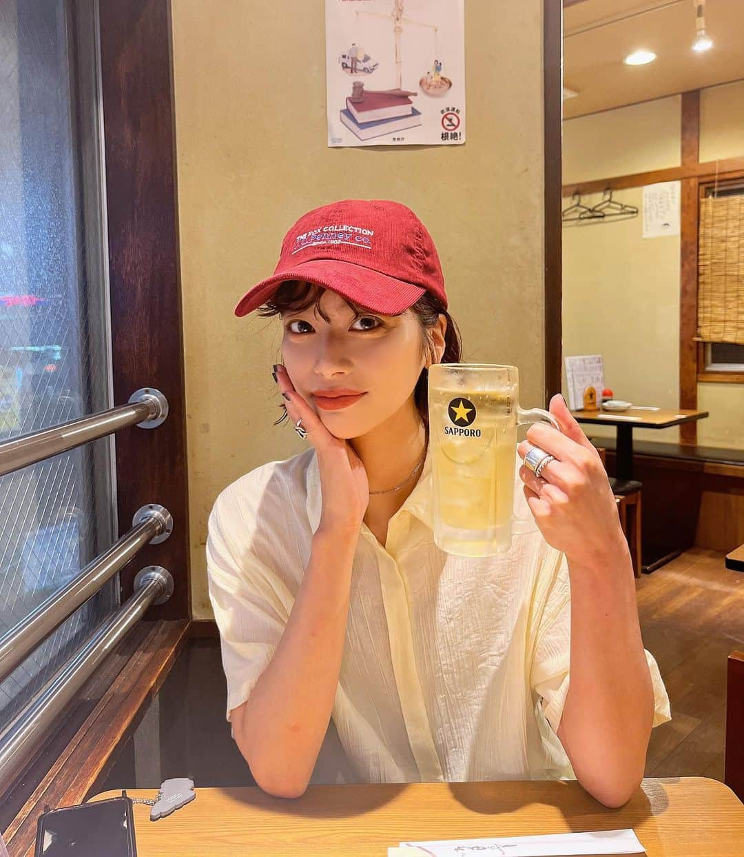 奥田紗都さんのインスタグラム写真 - (奥田紗都Instagram)「. 夏に高円寺で飲んだ時の写真を今更🍺（笑） ⁡ ⁡ 仲良い友達と飲んでるとめちゃくちゃ喋るし めちゃくちゃ笑っちゃうよね〜🫶 ⁡ ⁡ (あとこの日はブルーロックのレアカード引けて めちゃくちゃ嬉しかった) ⁡ ⁡ ⁡ ⁡  ⁡ #休日の過ごし方 #キャップコーデ #キャップ女子 ##シャツコーデ #カジュアル女子 #お酒好き女子」11月9日 21時44分 - osato720