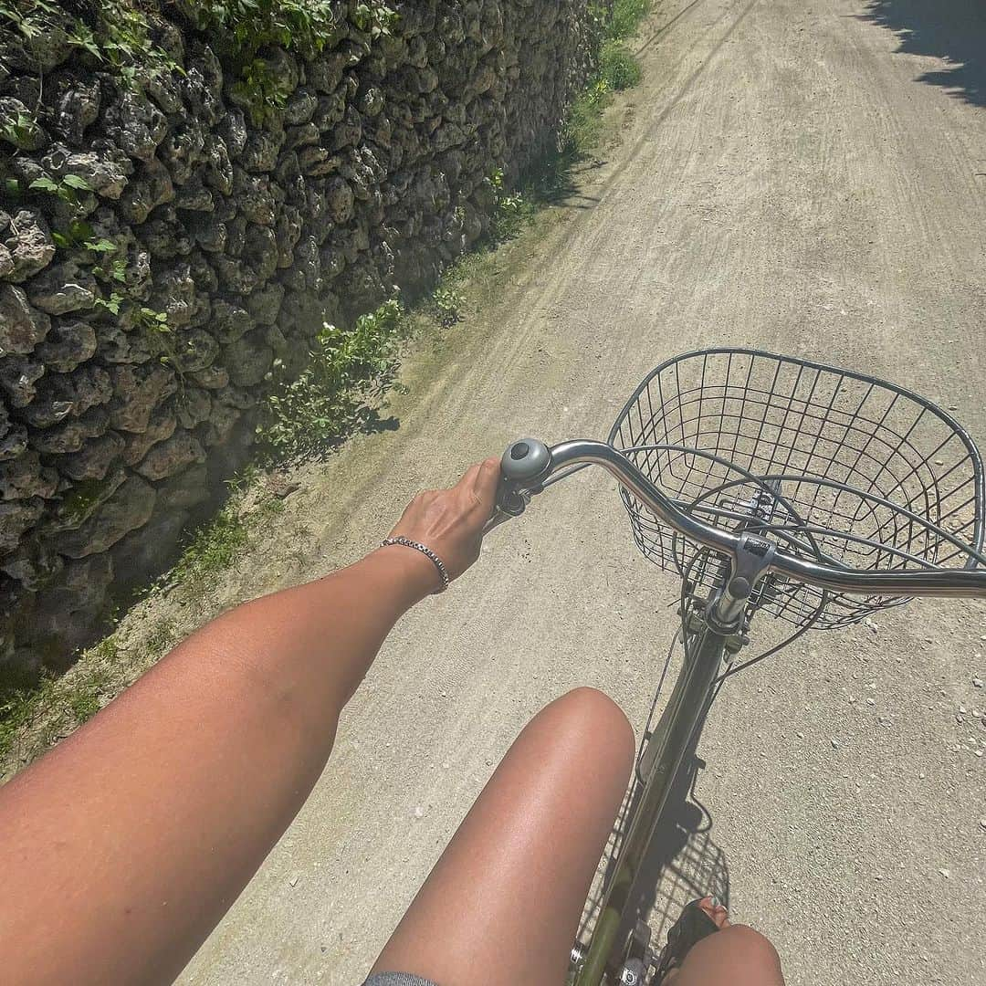 宏実さんのインスタグラム写真 - (宏実Instagram)「９月の竹富島🏝 ５年連続、恒例のこの場所で📷🚲  日差しジリジリ☀️   ↓ハッシュタグぜひ見てみて🤭笑 #ろみひin竹富島 #角度定まらず」11月9日 21時45分 - hiromisrainbow