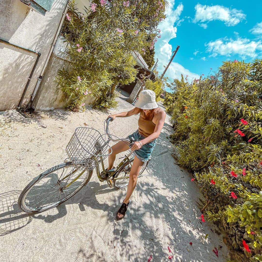 宏実さんのインスタグラム写真 - (宏実Instagram)「９月の竹富島🏝 ５年連続、恒例のこの場所で📷🚲  日差しジリジリ☀️   ↓ハッシュタグぜひ見てみて🤭笑 #ろみひin竹富島 #角度定まらず」11月9日 21時45分 - hiromisrainbow