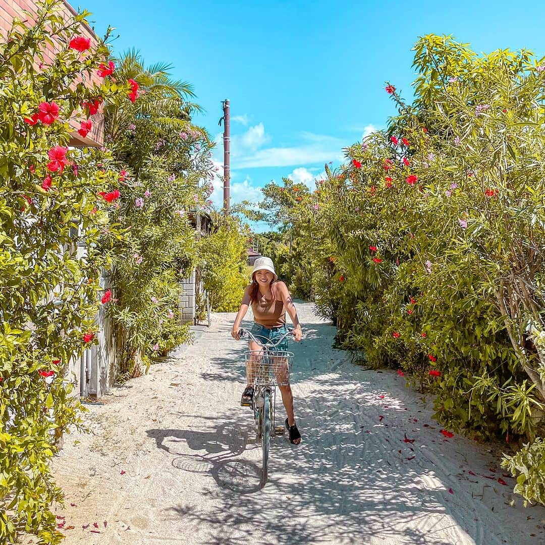 宏実のインスタグラム：「９月の竹富島🏝 ５年連続、恒例のこの場所で📷🚲  日差しジリジリ☀️   ↓ハッシュタグぜひ見てみて🤭笑 #ろみひin竹富島 #角度定まらず」