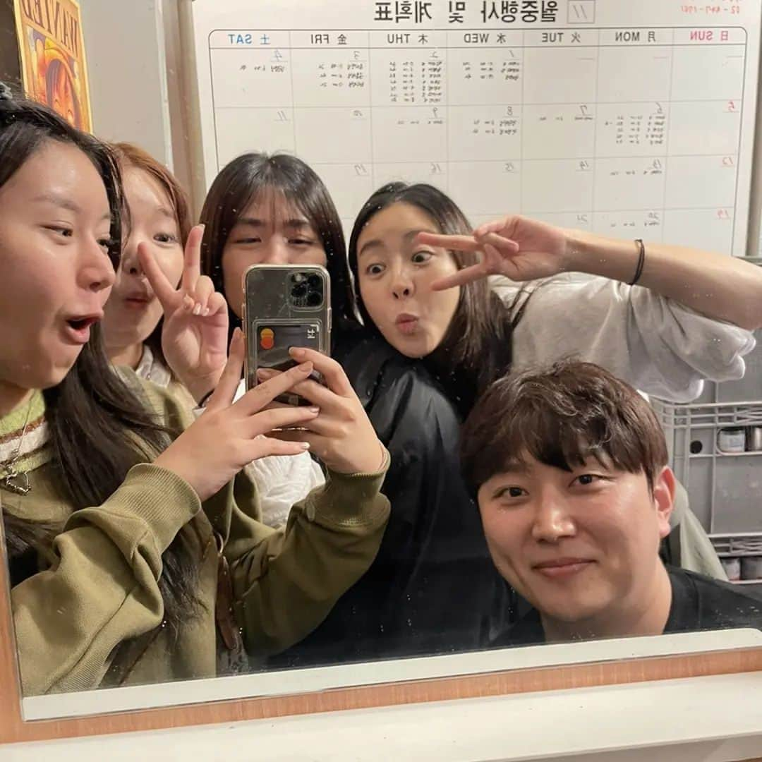 カン・ソラさんのインスタグラム写真 - (カン・ソラInstagram)「오랜만에 만난 남될까 스탭들 한 자리에서 계속 열심히 일하는 사람도 있고 새 출발을 하는 사람도 있고  새 생명을 기다리는 사람도 있고... 저마다의 인생, 각자의 선택이지만 시간이 지나면 모두들 그때 그 선택이 참 좋았구나 생각할 날이 오기를  I met the 'Can we be strangers?' staff after a long time.  There are people who keep working hard in one place, people who are making a new start, and people who are waiting for a new life... Everyone's life, everyone's choice, but I hope the day comes when everyone thinks that the choice at that time was really good.」11月9日 21時45分 - reveramess_